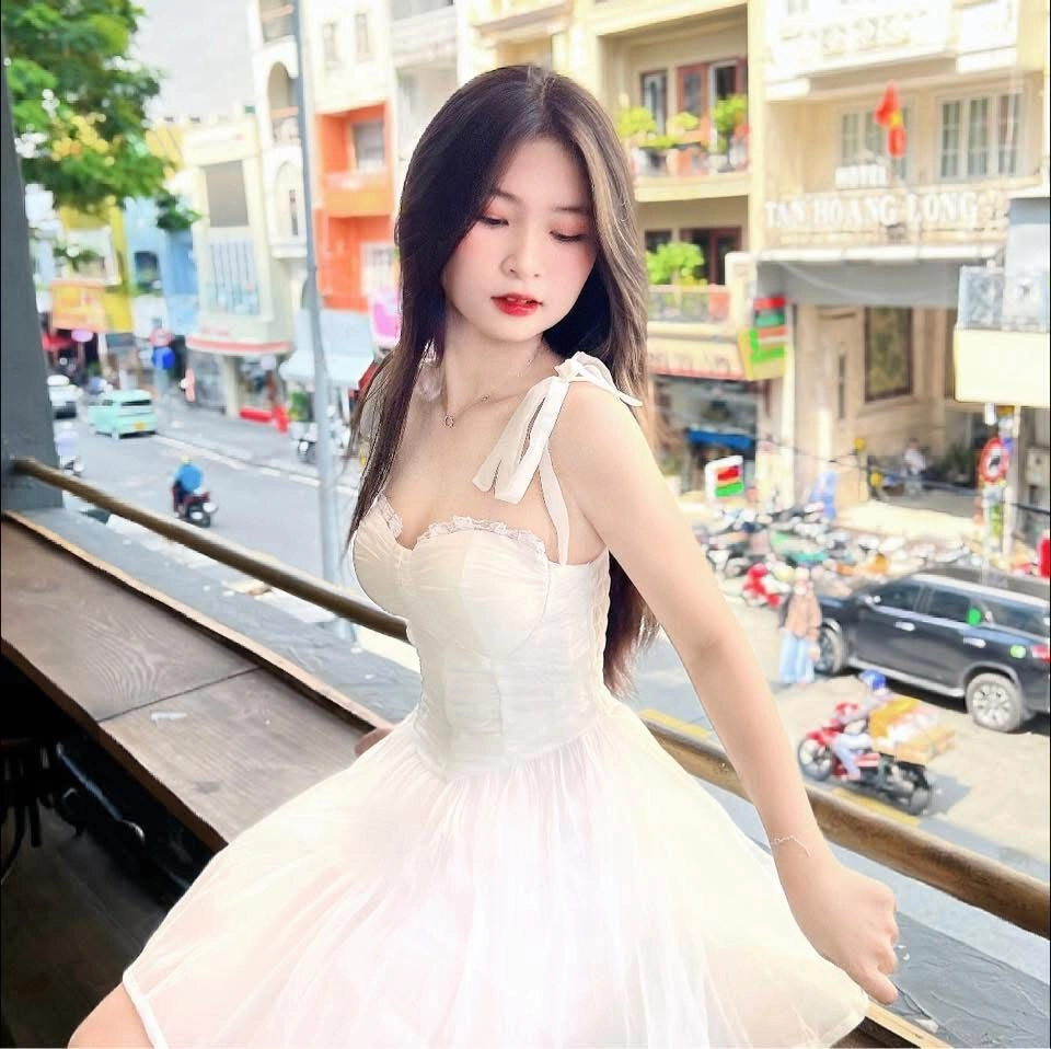 Mặc váy trắng xinh xinh, đứng nghiêng người thôi mà cũng ra cái vibe thơ