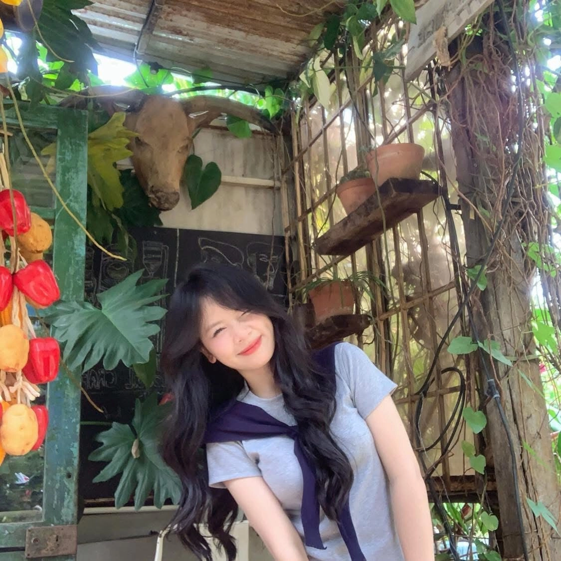 Góc nhỏ đầy cây lá, nụ cười tỏa nắng khiến khung hình thêm rực rỡ