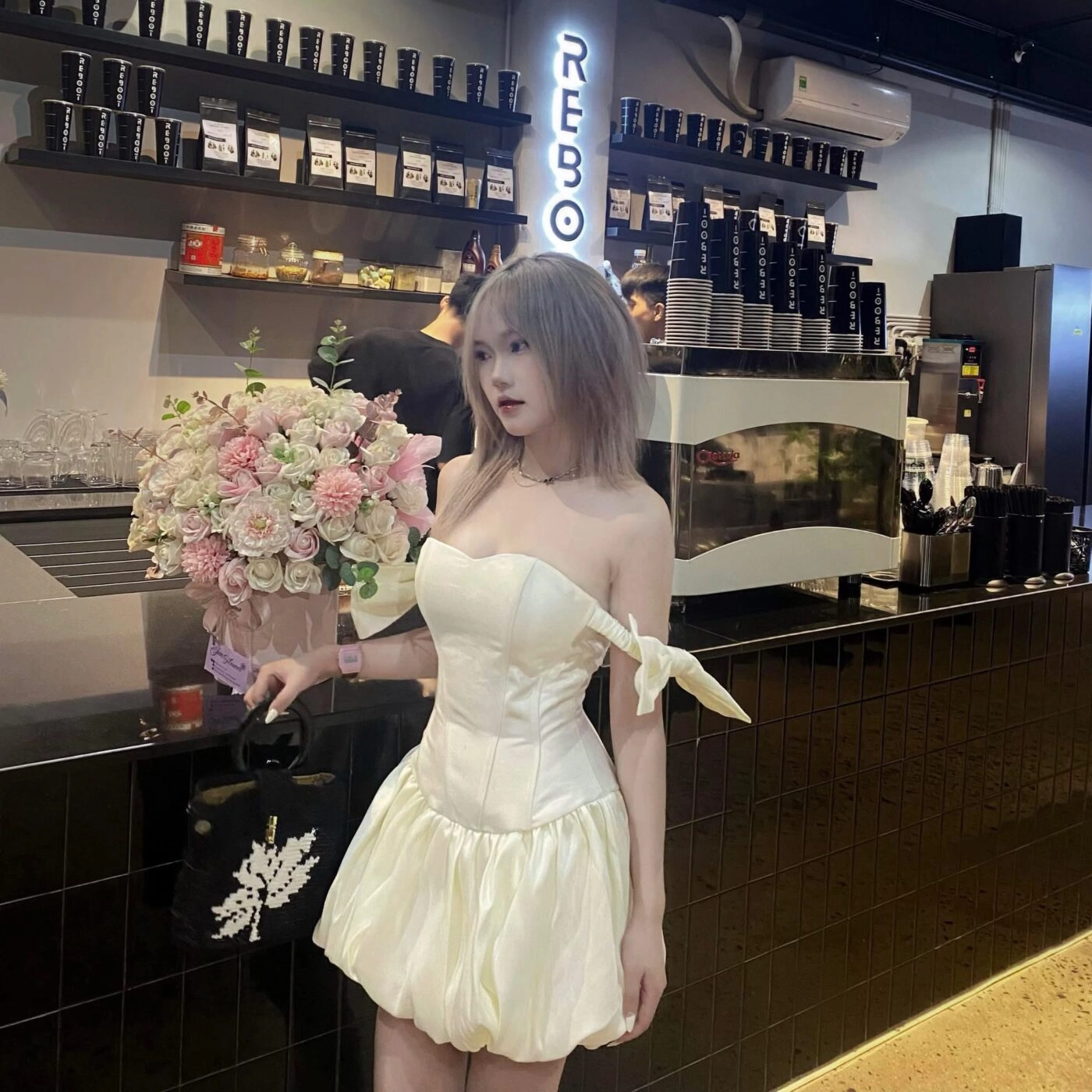Tone trắng đồng điệu từ váy đến hoa, tạo dáng sành điệu trong không gian cà phê