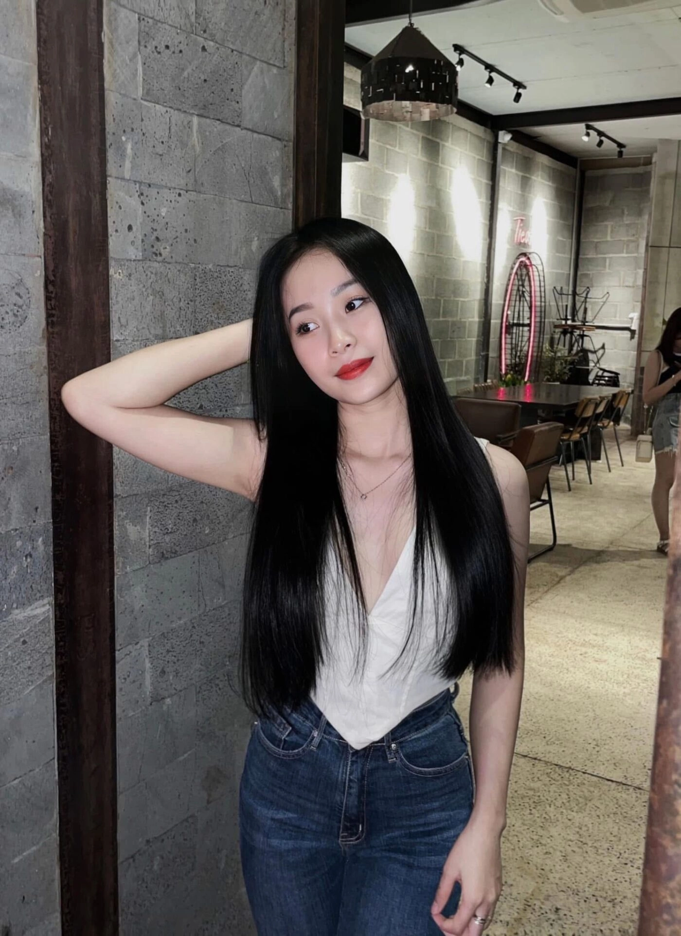 Tóc đen suôn mượt kết hợp áo trắng đơn giản mà vẫn nổi bật thần thái riêng