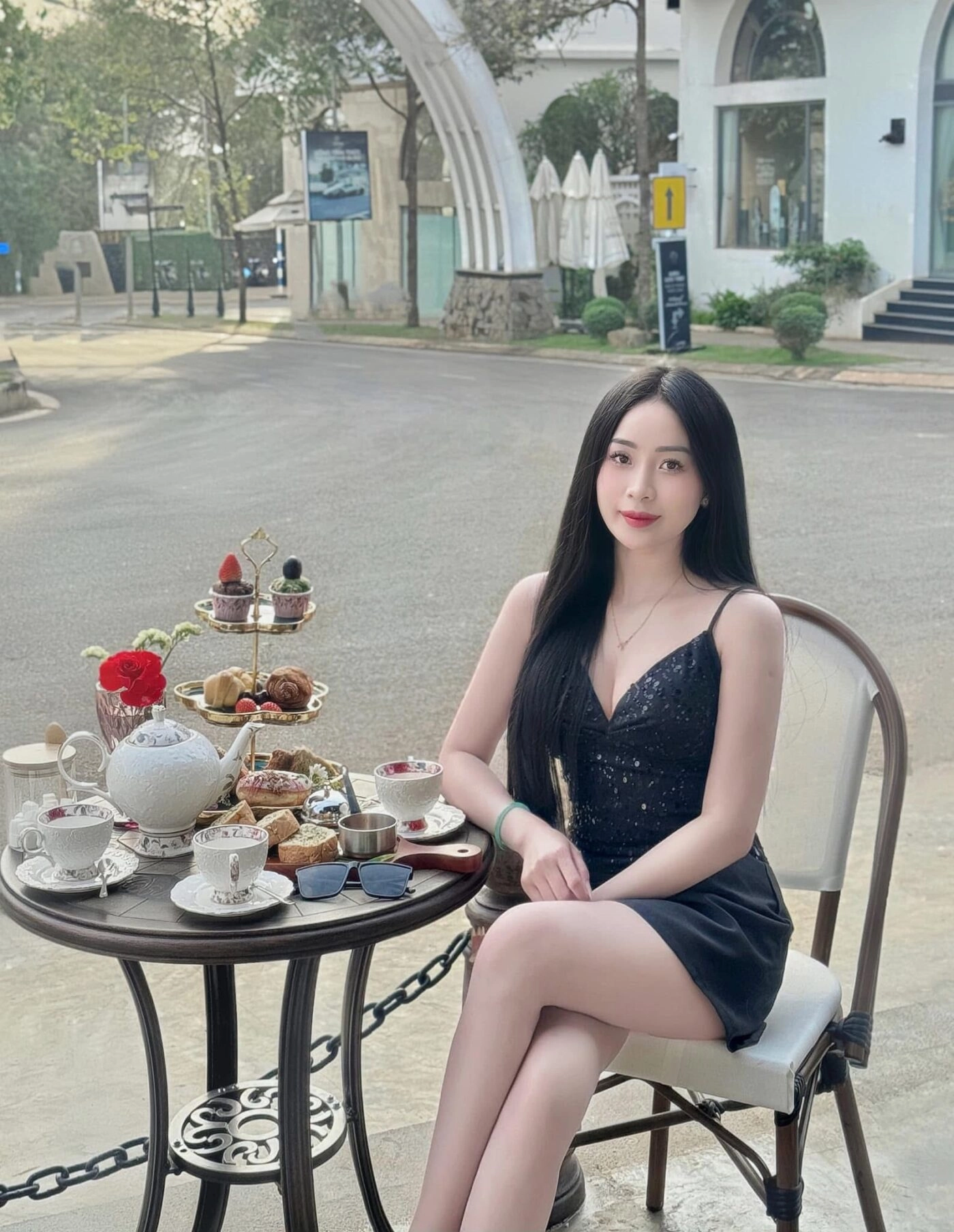 Tóc đen suôn mượt cùng váy đen lấp lánh tạo nên thần thái cuốn hút