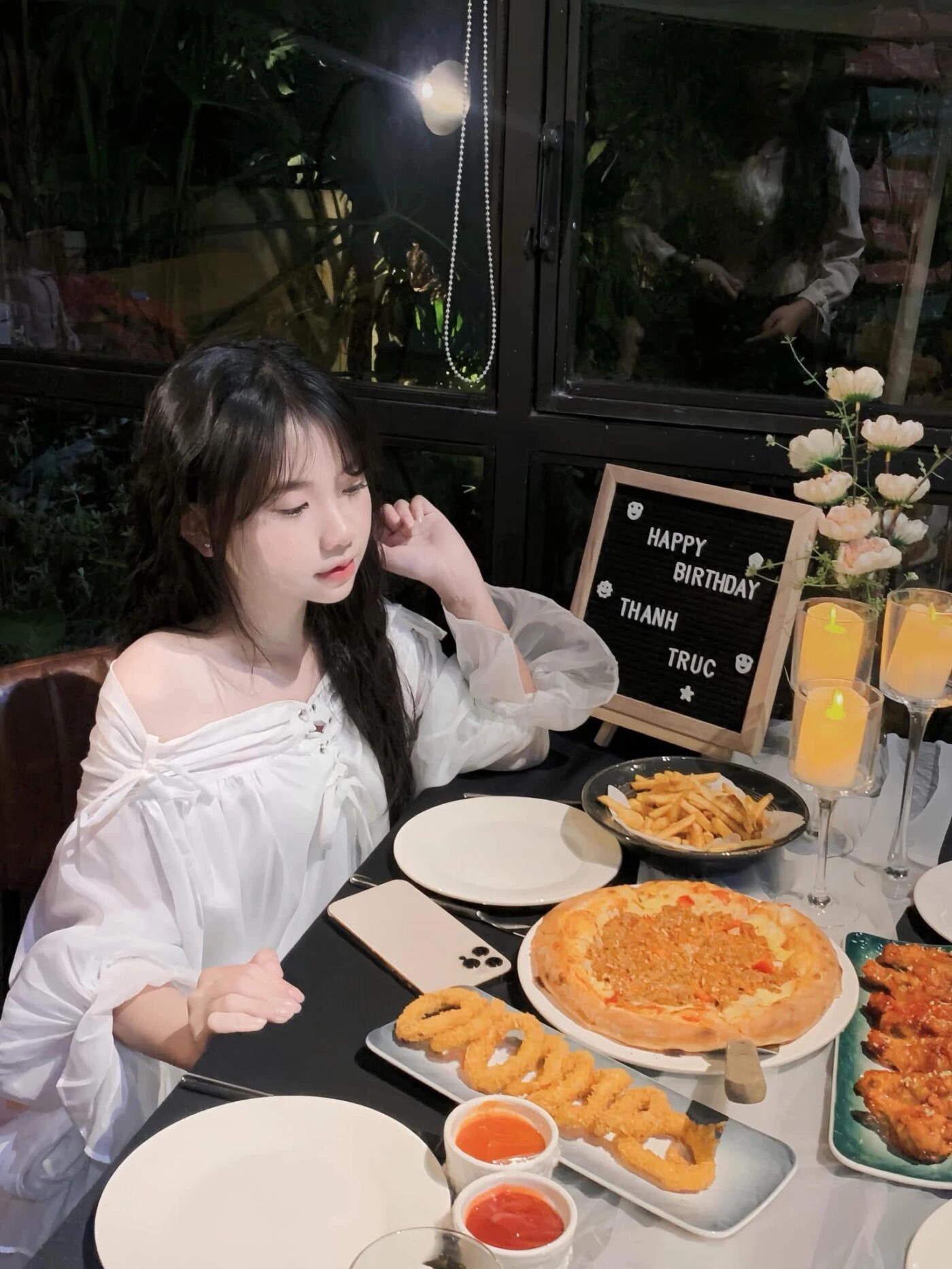 Diện váy trễ vai nhẹ nhàng, tóc uốn nhẹ càng tăng nét nữ tính dịu dàng