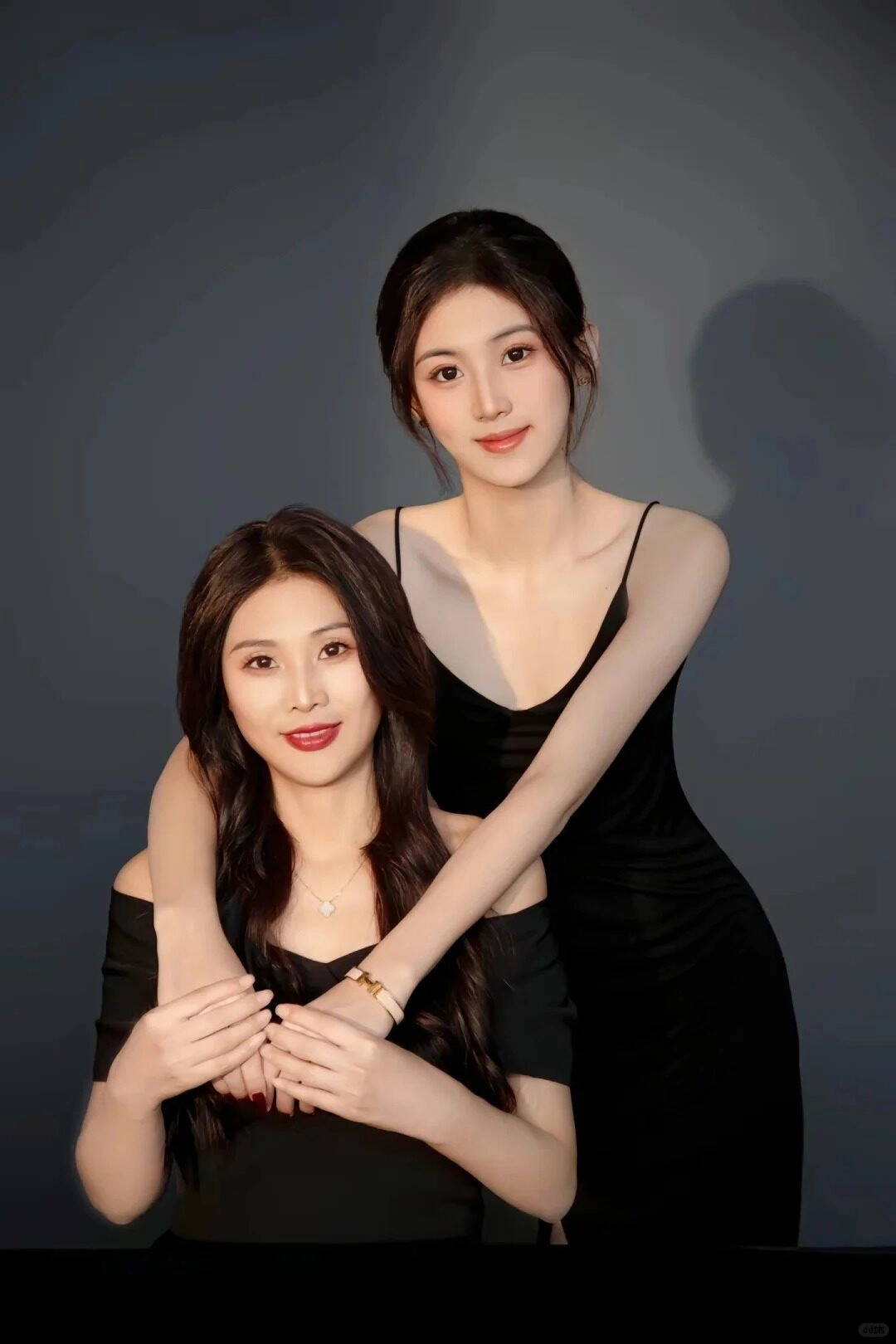 Cả hai mẹ con diện váy đen quyến rũ, tỏa sáng trong ánh đèn studio.