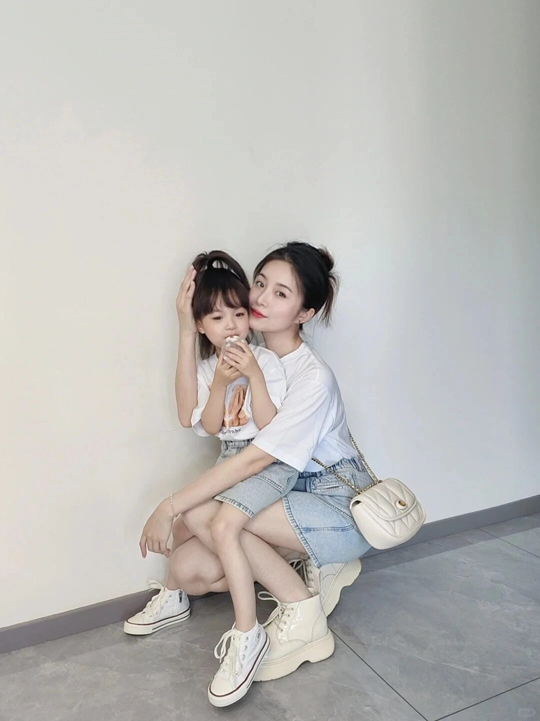 Mẹ và con diện đồ đôi denim năng động, tạo dáng nhí nhảnh đầy sức sống.