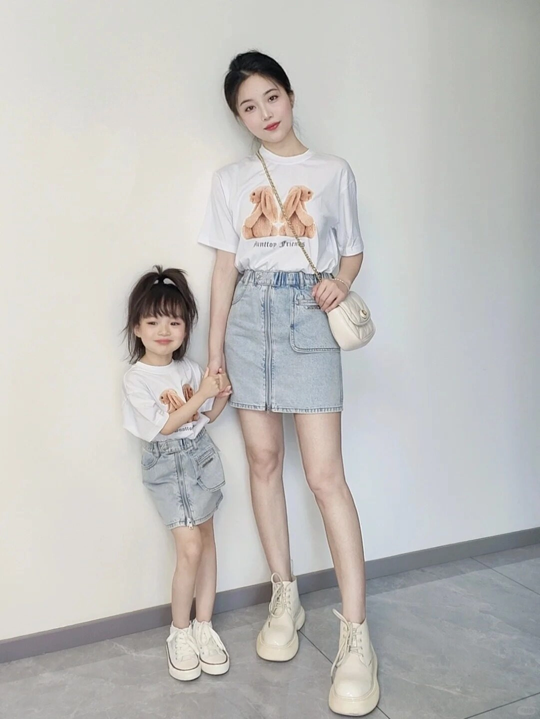 Áo phông trắng phối chân váy jean, mẹ và bé khoe phong cách đáng yêu.