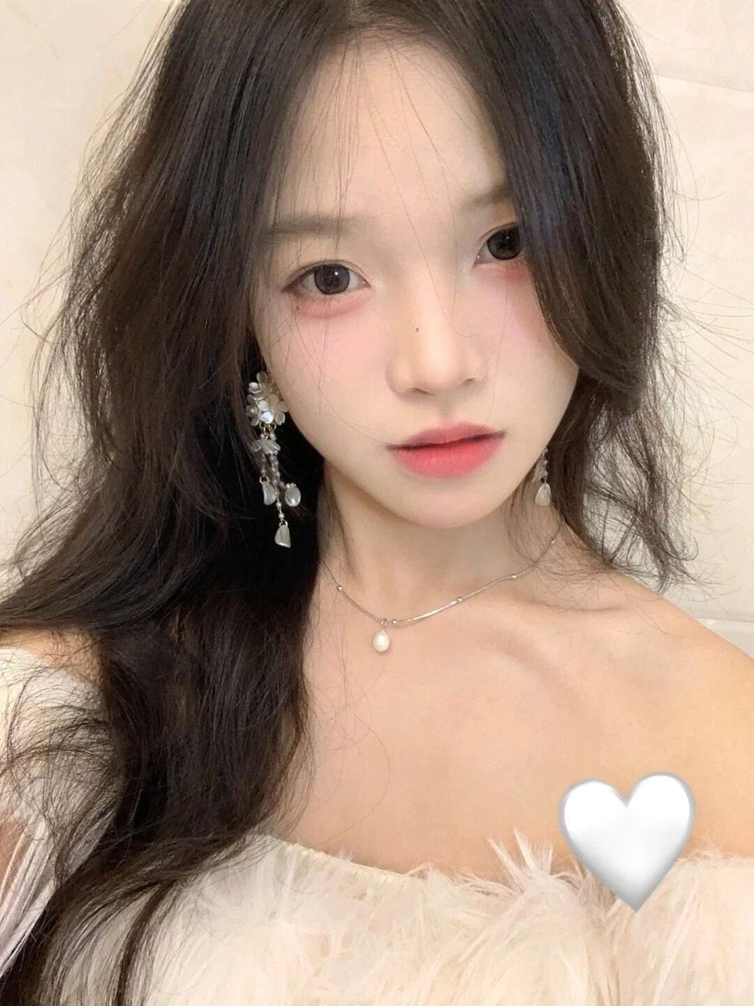 Thiếu nữ mặc áo lông trắng quyến rũ, tóc xoăn nhẹ nhàng nữ tính.