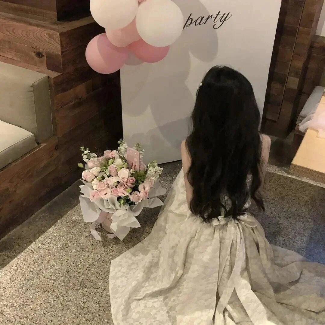 Cô nàng quay lưng bí ẩn bên bó hoa và bóng bay hồng trắng.