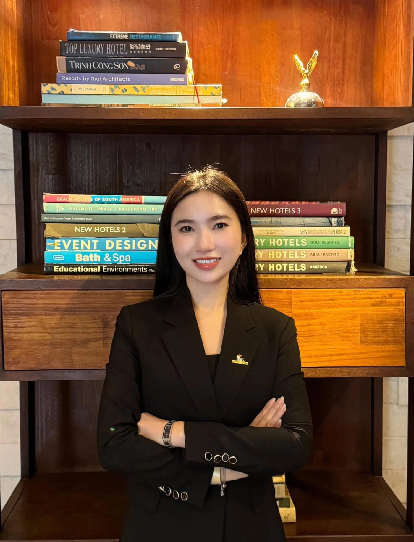 Vest đen cùng kính đen, vẻ đẹp sắc khoáng và thần thái tự tin cuốn hút.
