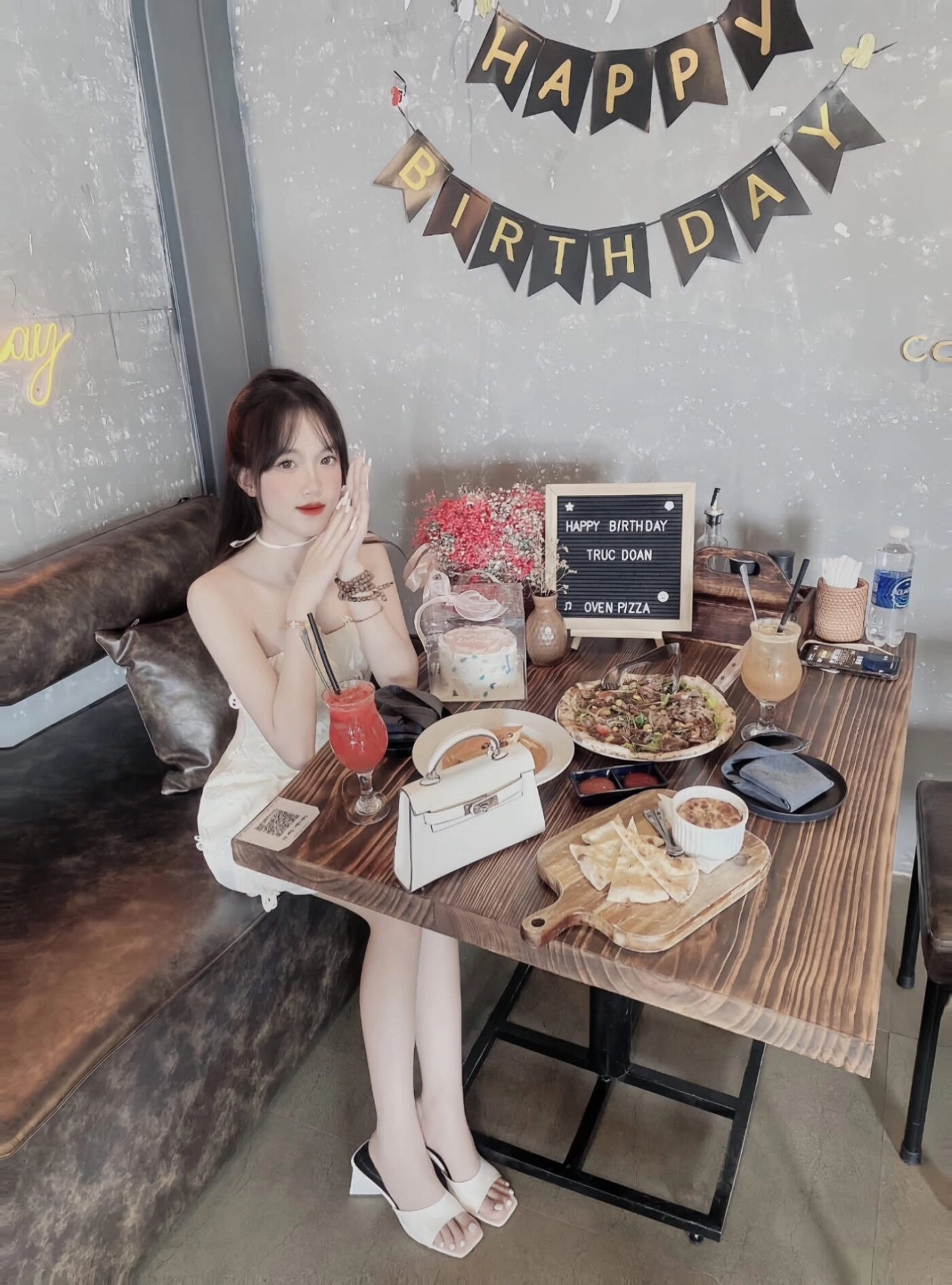 Váy ôm trắng giữa bàn tiệc sinh nhật, vẻ đẹp dịu dàng và quyến rũ.