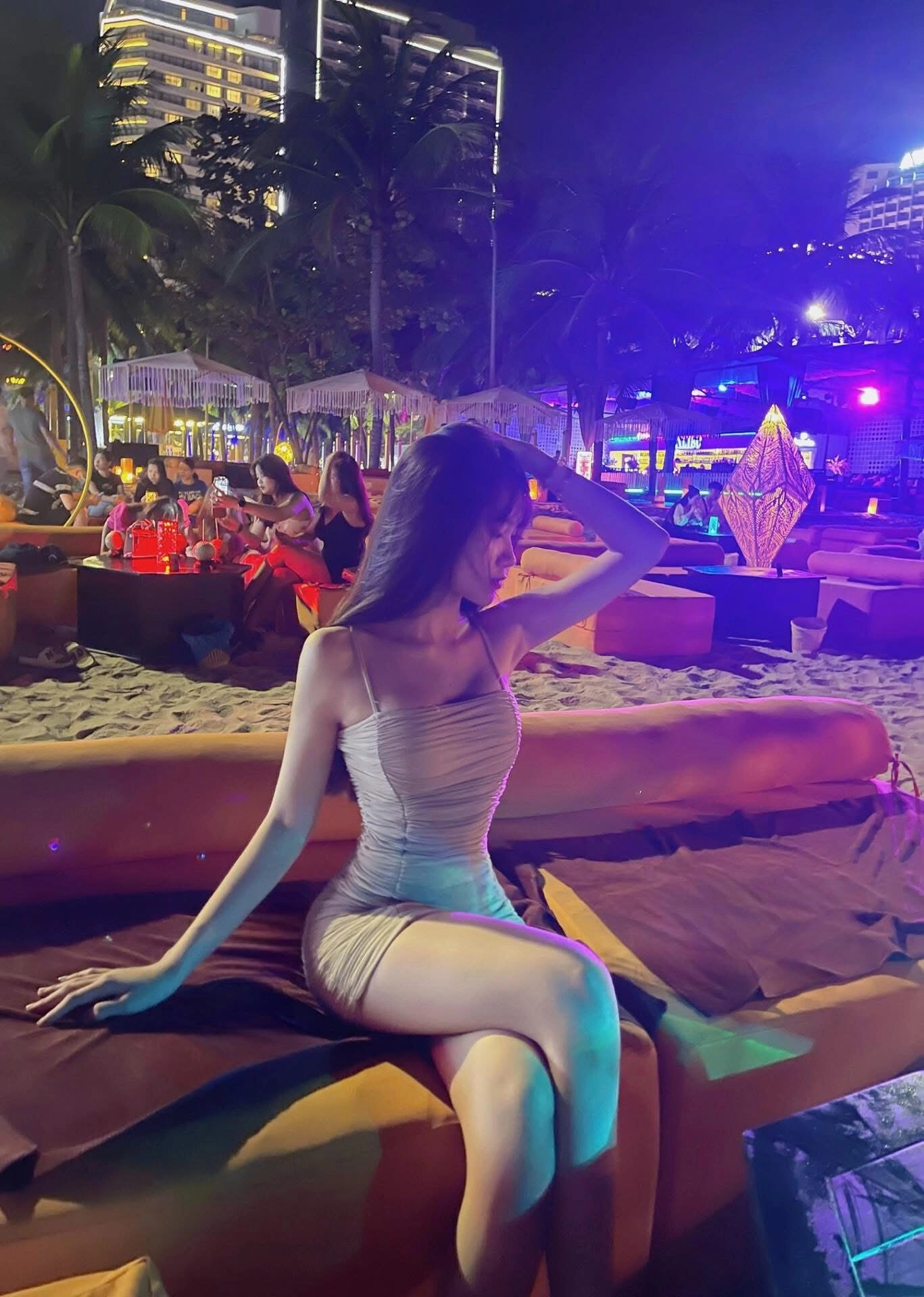 Gái xinh ngồi thư giãn tại bãi biển, Chiếc váy ôm sát đường cong quyến rũ.