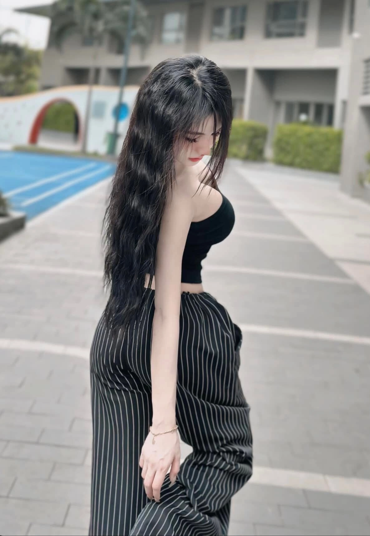 Tóc xoăn tự nhiên, Quần yếm và áo crop top tôn lên vẻ đẹp tự do tự nhiên