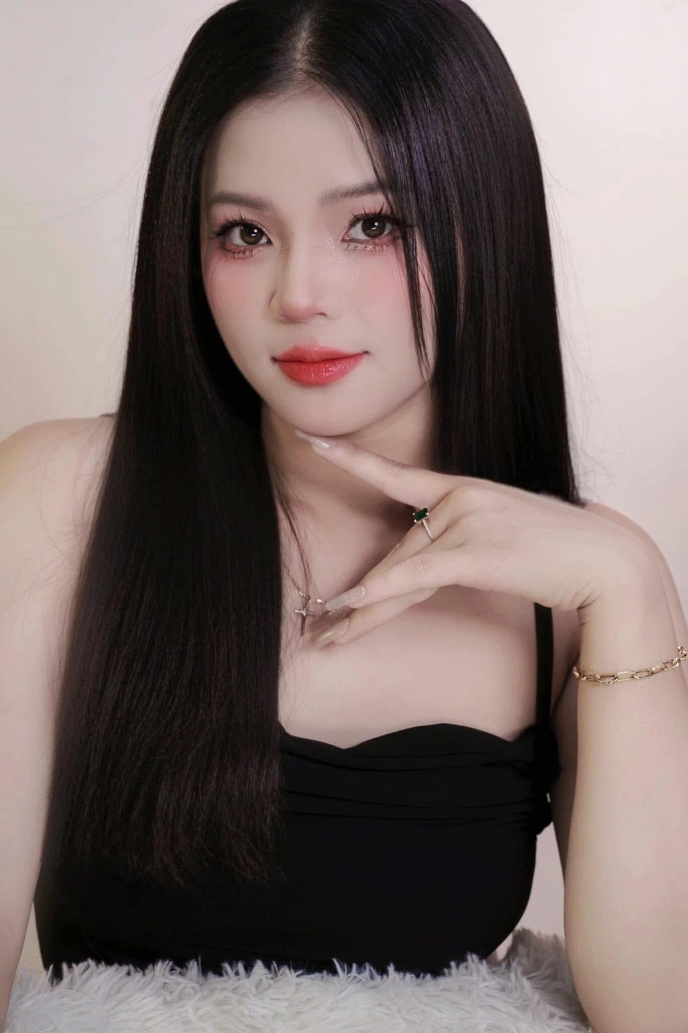Nụ cười nhẹ nhàng, tóc dài thẳng mượt, Váy đen đơn giản nhưng quyến rũ
