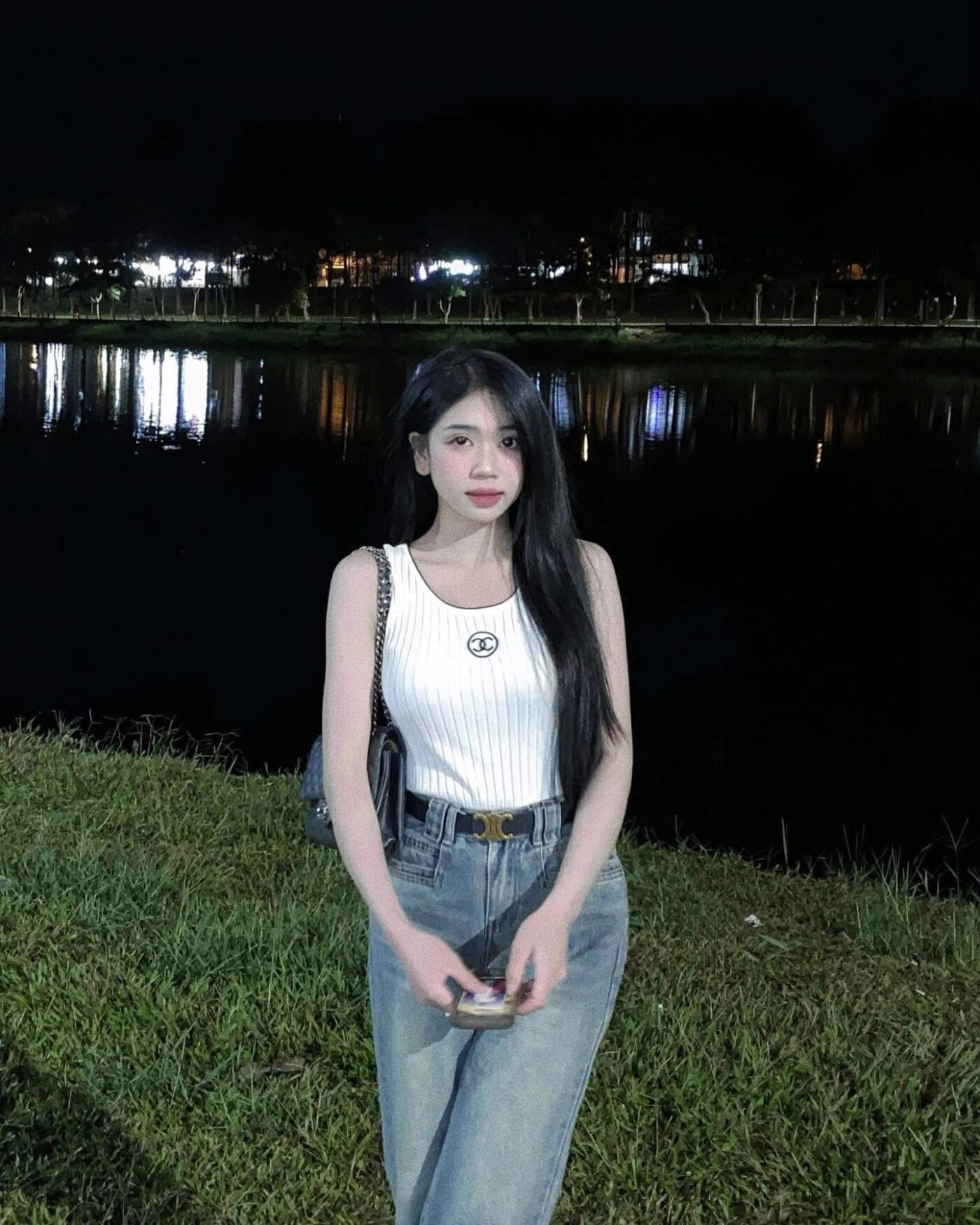 Tóc thẳng dài, áo trắng kết hợp Quần jeans, phong cách trẻ trung, cá tính.