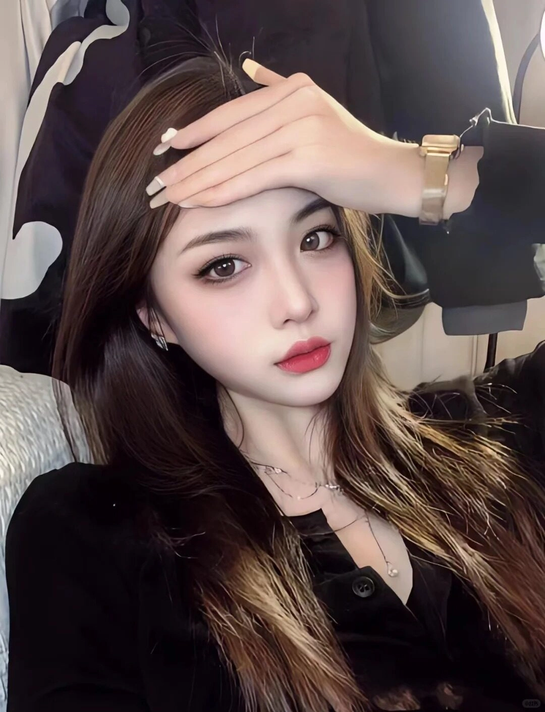  Làn da trắng, đôi mắt sâu, tóc dài thẳng cực kỳ quyến rũ.