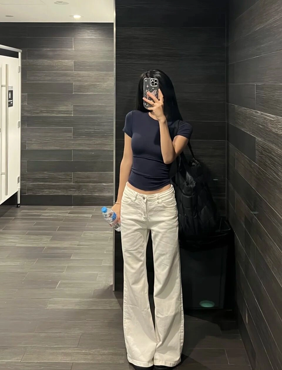 Áo ôm sát quần rộng rãi thời trang, thiết kế người cao khỏe mạnh.