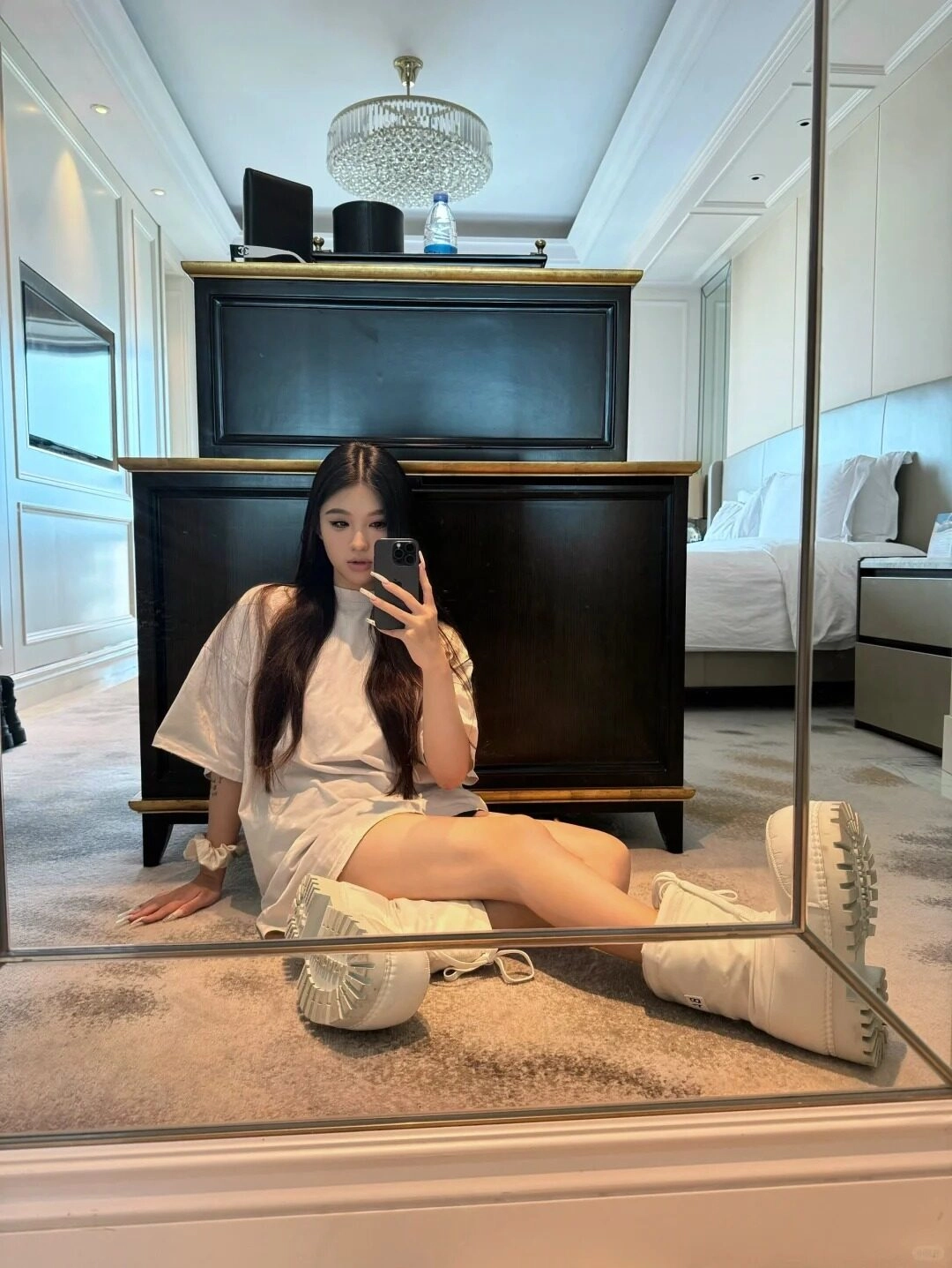 Tóc xõa dài, trang phục rộng thoải mái cùng bốt trắng năng động, hiện đại.