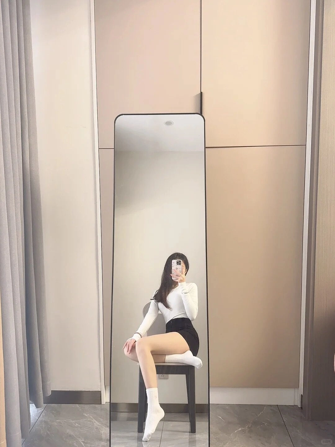 Ngồi thiền chân thanh thoát, áo dài tay ôm thiết kế trắng nữ tính.