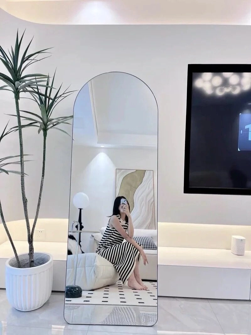 Ngồi tạo kiểu dáng nhẹ nhàng, Váy đen trắng đơn giản mà sang trọng.