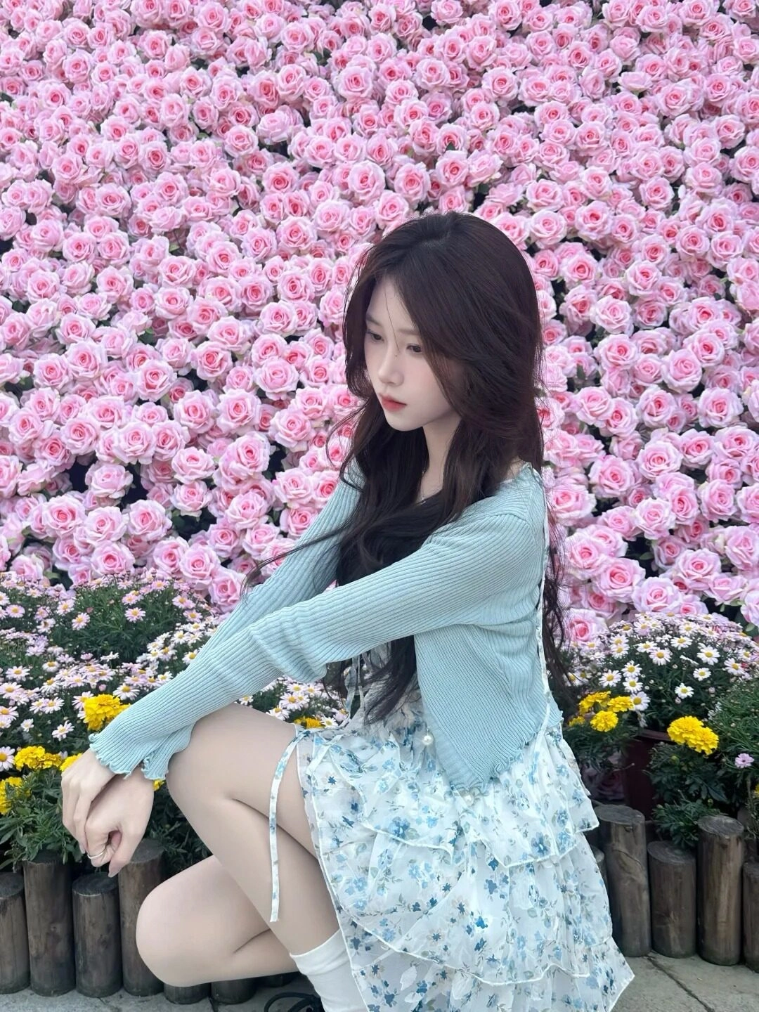 Nàng thơ giữa rừng hoa hồng, vẻ đẹp dịu dàng cùng ánh mắt cuốn hút.