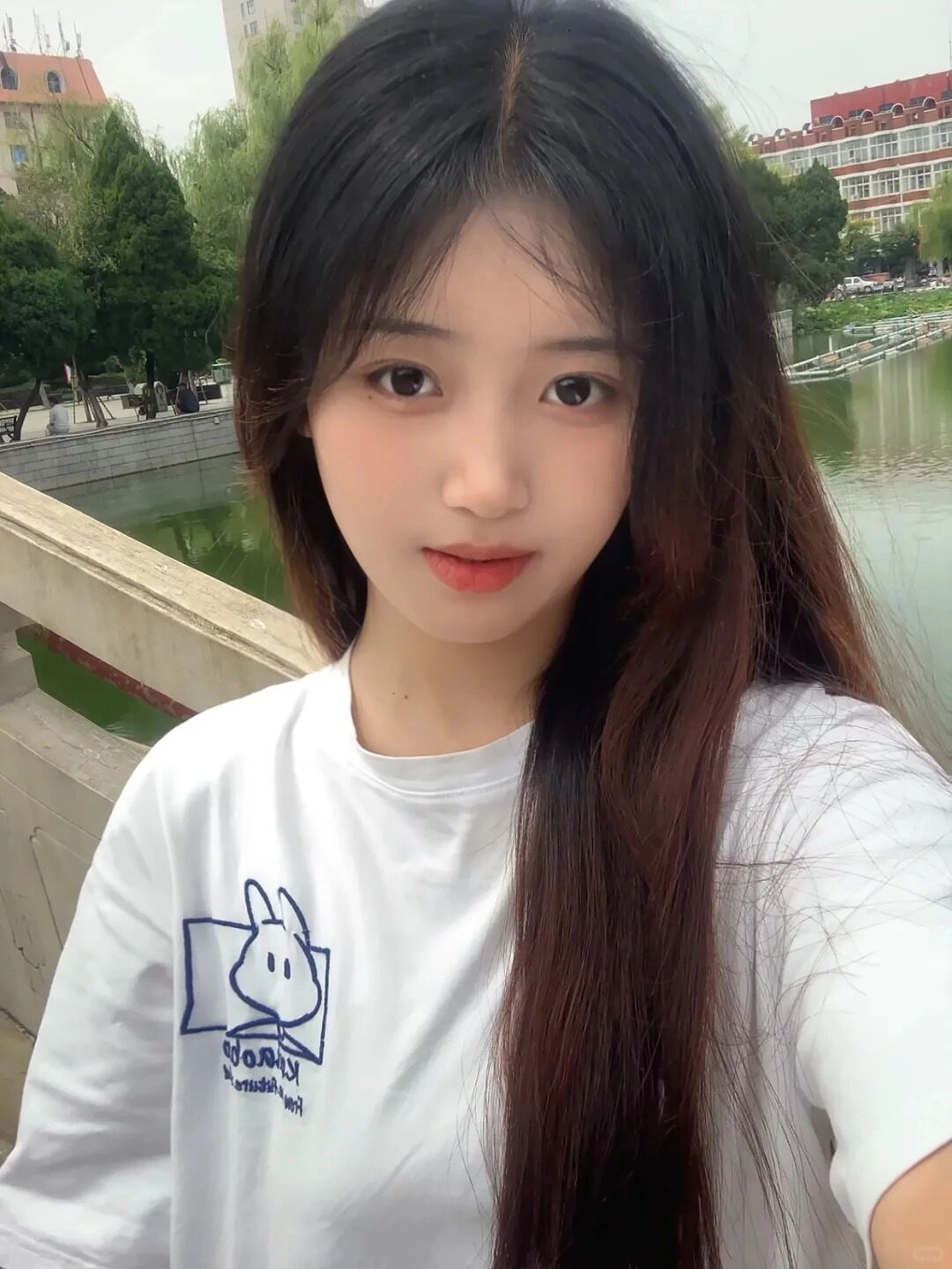 Tuổi teen khoe mái tóc dài mượt, áo thun trắng đơn giản nhưng cuốn hút