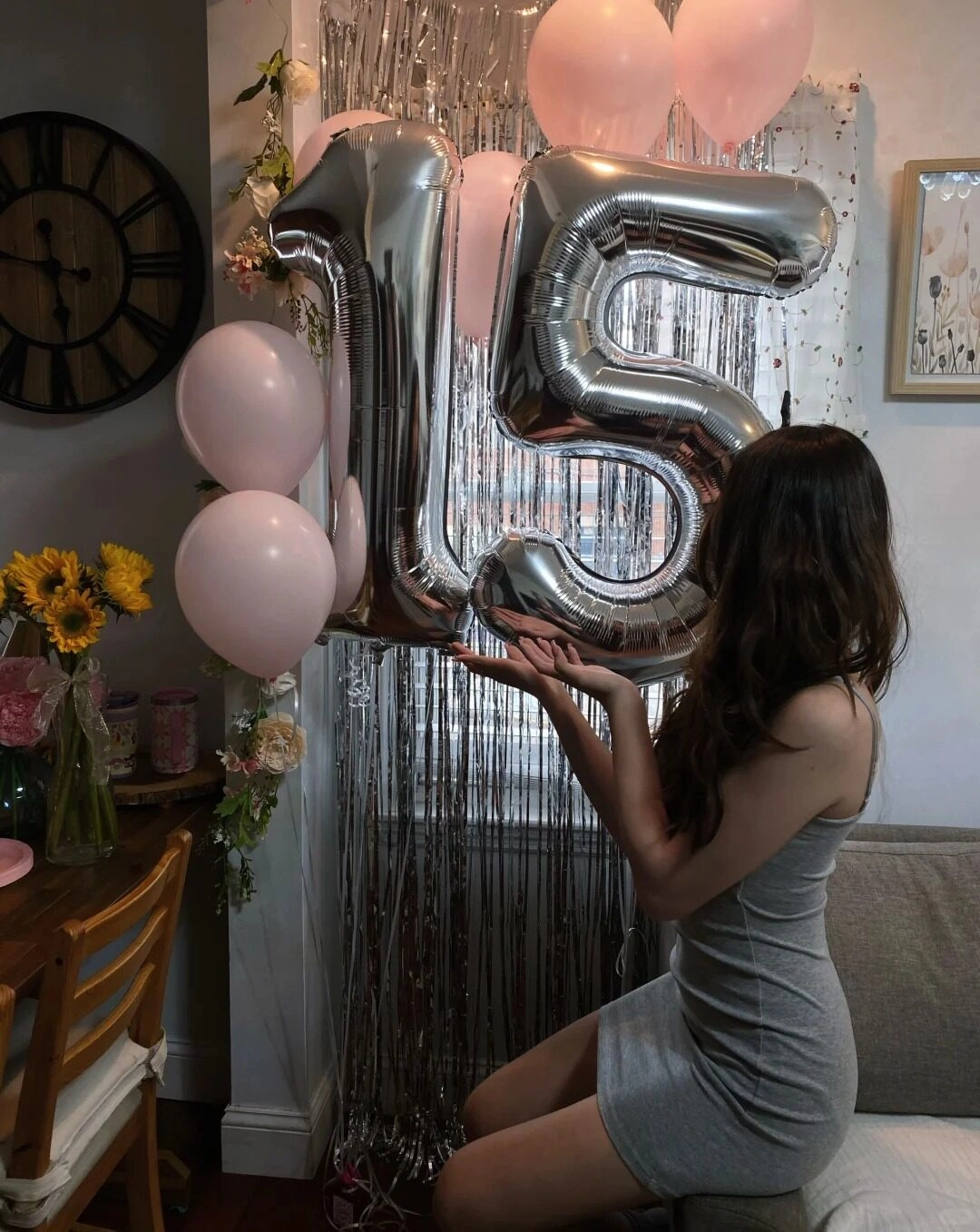 Bạn gái mặc váy ôm sát, cầm bóng bay tuổi 15, khỏe khoắn thanh xuân.