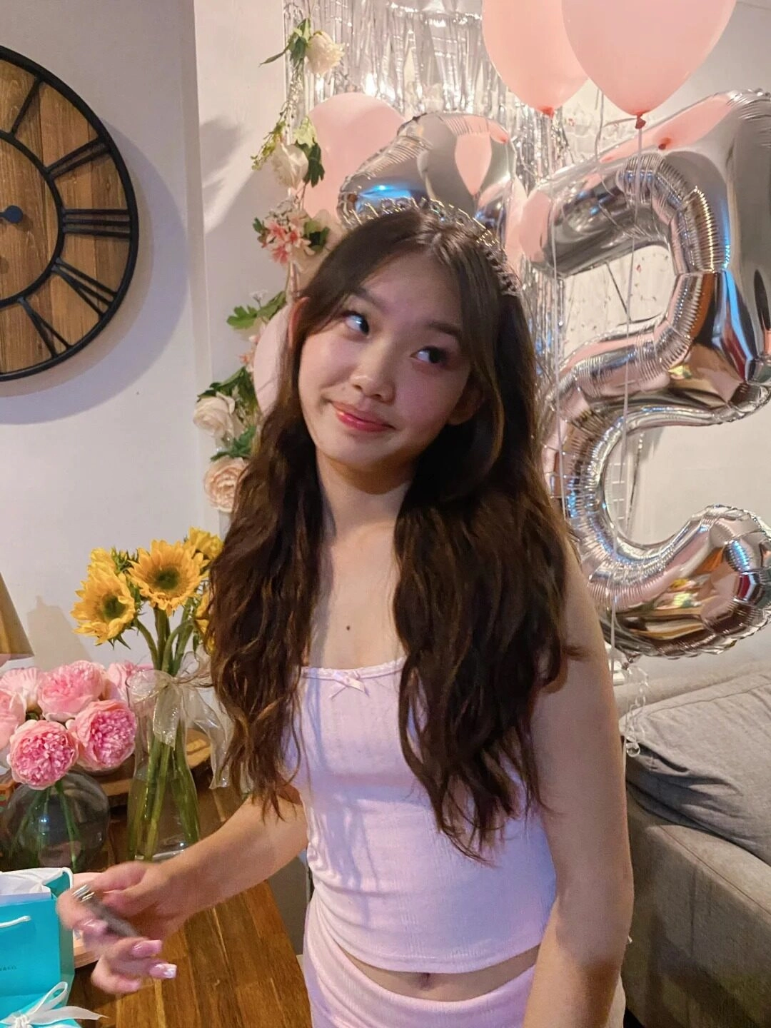 Nữ sinh váy hồng pastel dễ thương, vương miện dự tiệc sinh nhật.