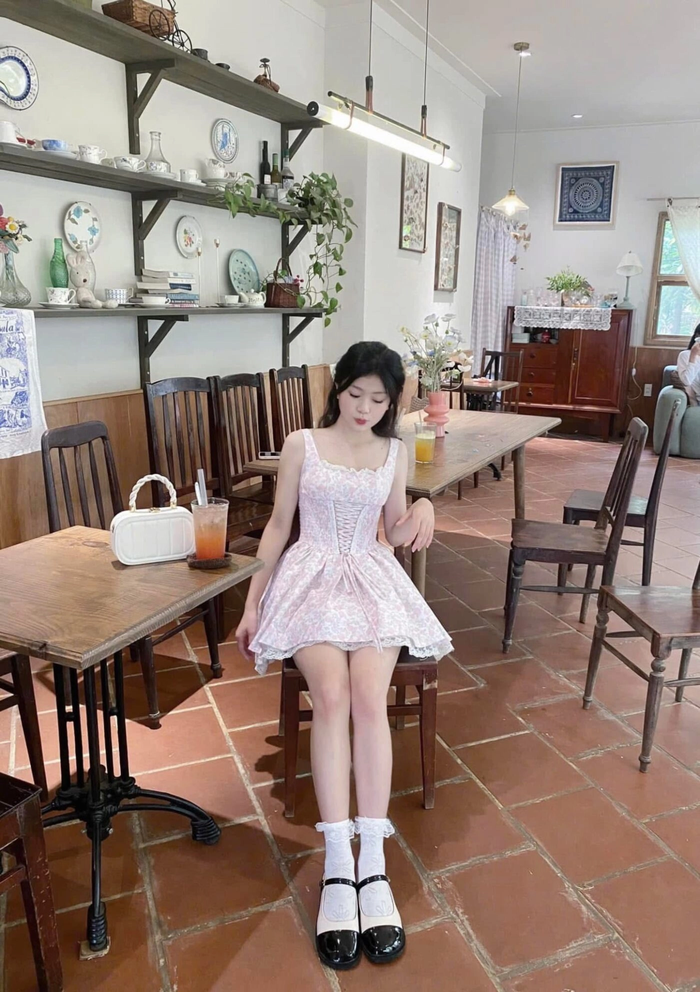 Váy ren hồng nhẹ nhàng phối cùng tất ren và tóc búi càng thêm phần ngọt ngào