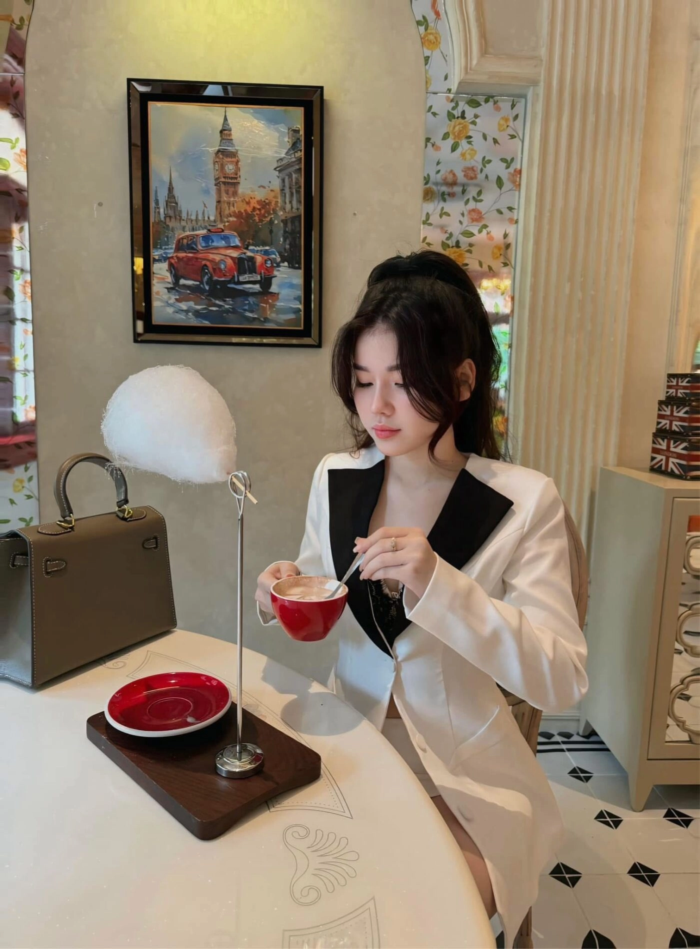 Tóc buộc cao gọn gàng, phối cùng vest trắng đen cực thanh lịch và sang chảnh