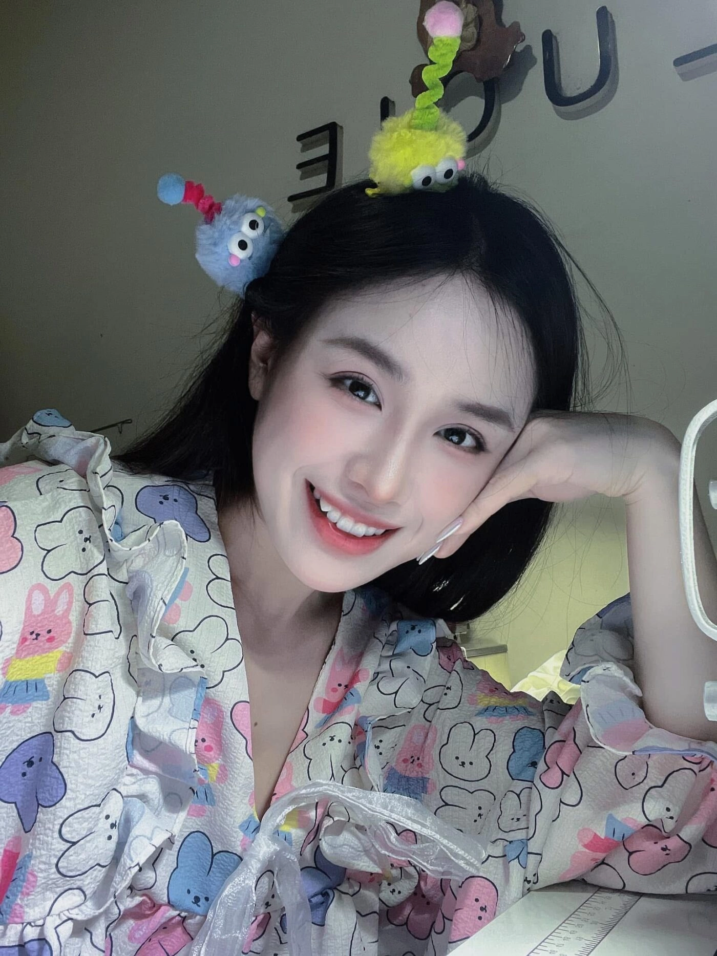 Đồ ngủ họa tiết thỏ cực đáng yêu, tóc ngắn kẹp bông nhìn dễ thương hết cỡ