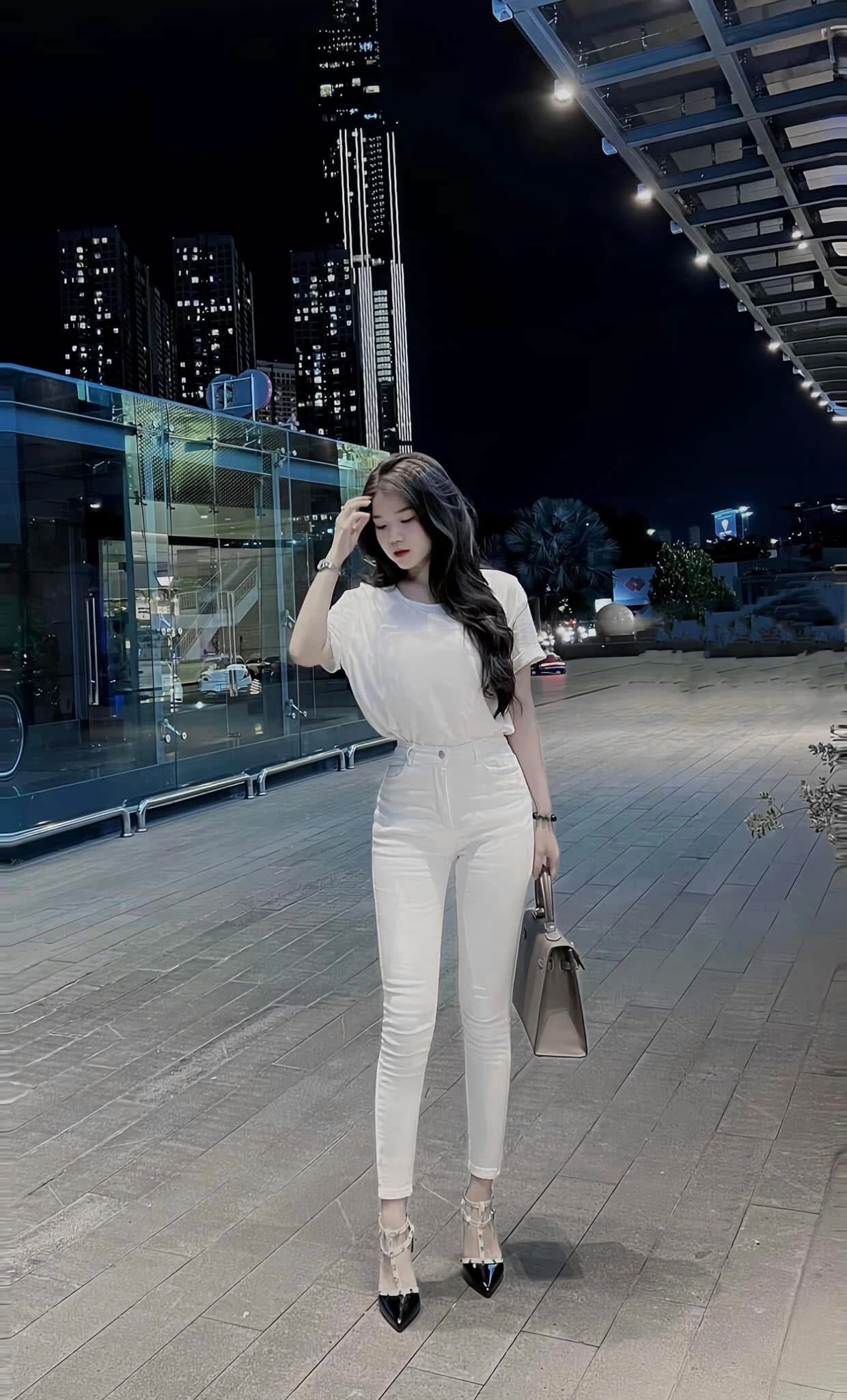 Tóc uốn sóng bồng bềnh, outfit trắng tinh giản làm nổi bật làn da trắng rạng rỡ