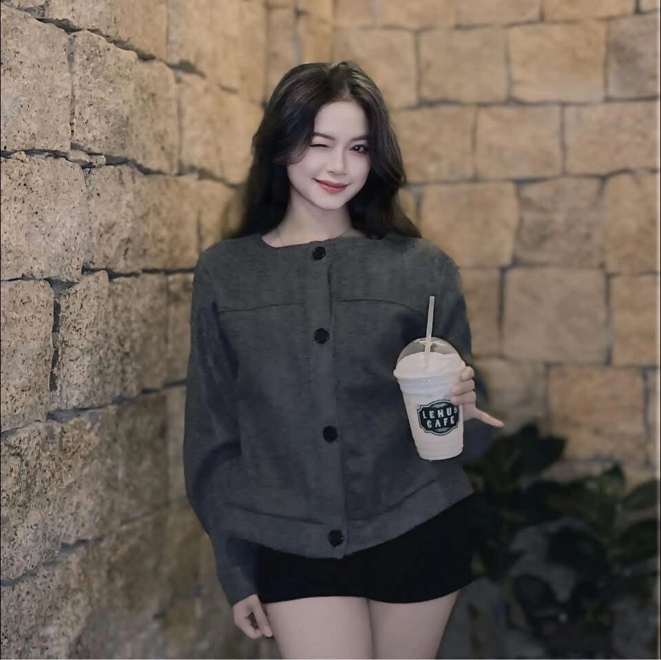 Tóc xoăn buông lơi kết hợp áo len xám, nháy mắt cực duyên bên ly cafe lạnh