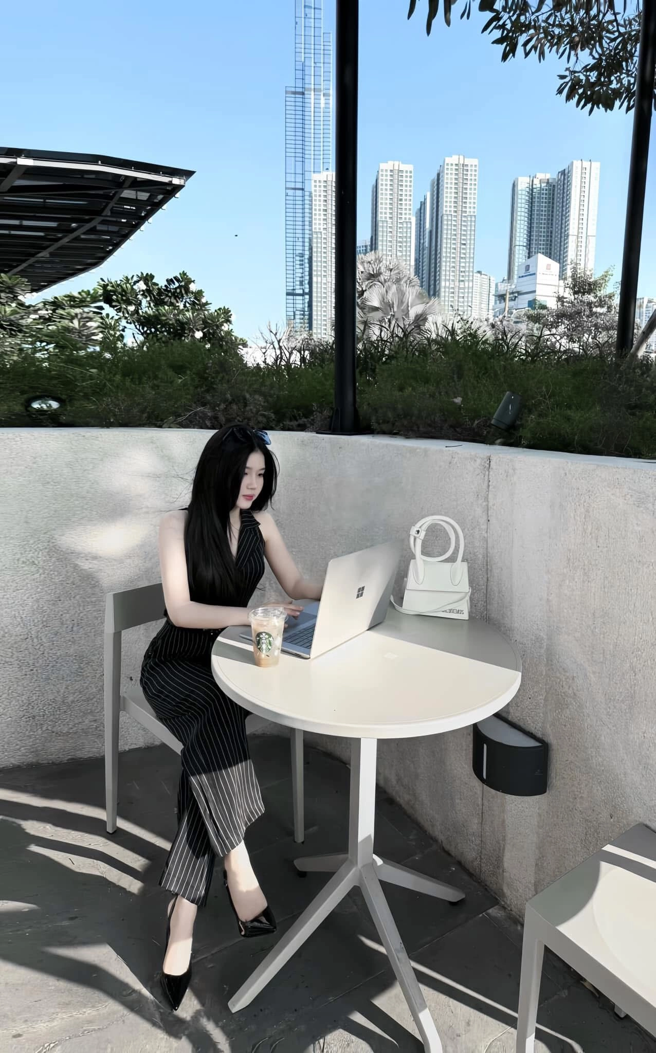 Tóc đen dài suôn mượt kết hợp jumpsuit thanh lịch, vừa làm việc vừa chill nhẹ