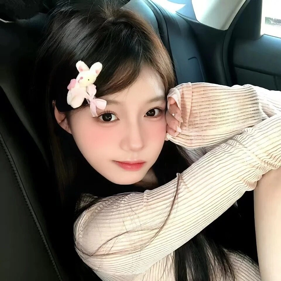 Gái xinh đáng yêu trên oto với cái nơ con thỏ cute.