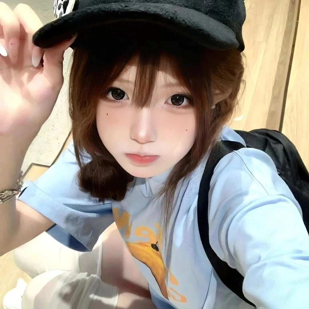 Biểu cảm dễ thương kết hợp với chiếc mũ đen cực cá tính.