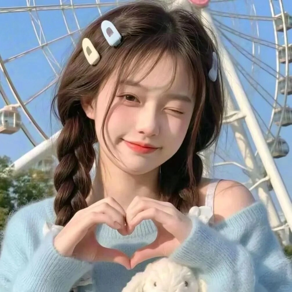 Nụ cười tỏa nắng cùng kiểu tóc tết xinh xắn và kẹp tóc đáng yêu.