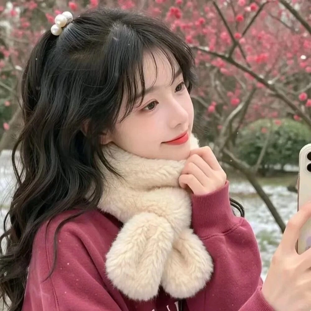 Ánh nhìn nhẹ nhàng, chiếc khăn lông ấm áp giữa trời đông.