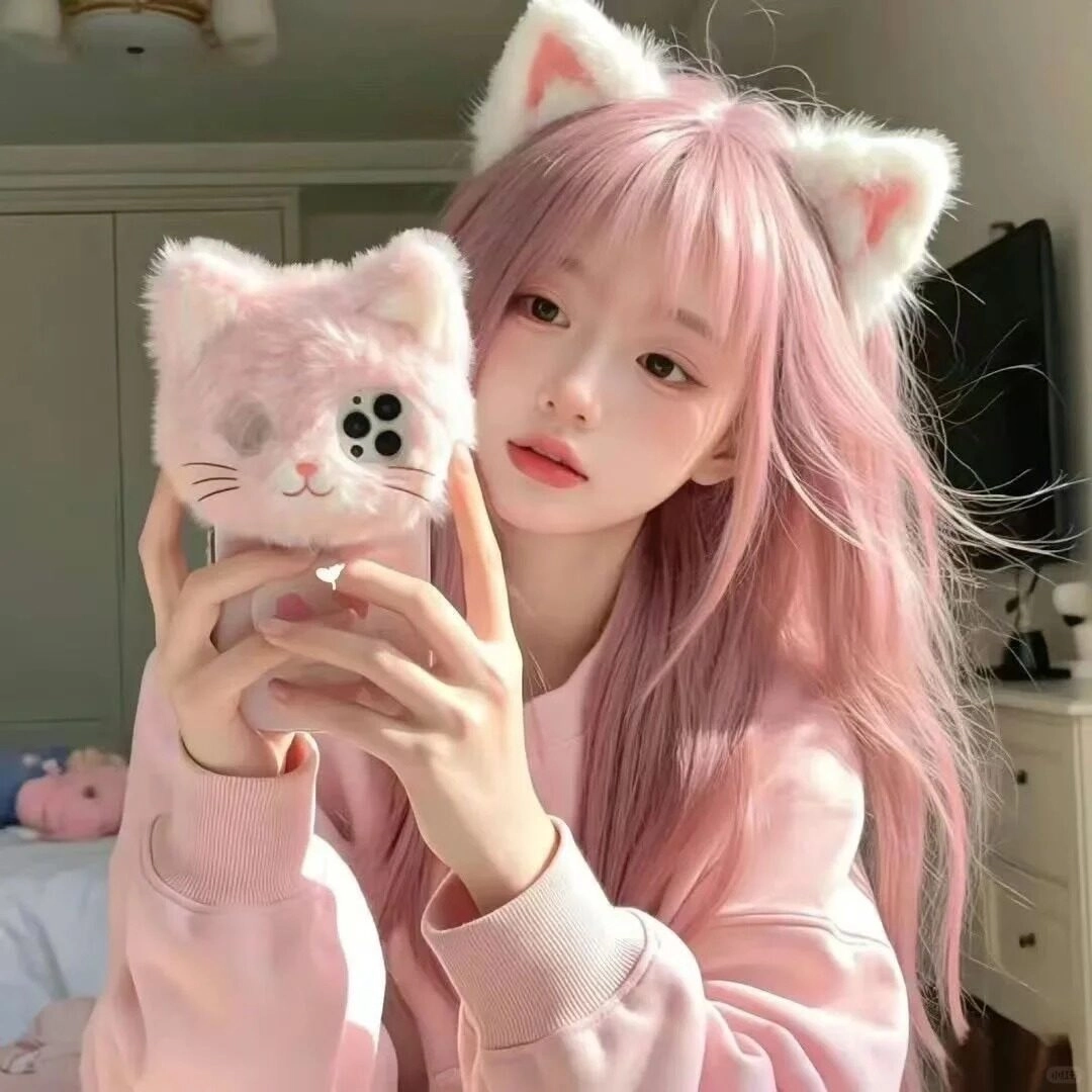 Tóc hồng pastel kết hợp tai mèo và ốp điện thoại mèo siêu đáng yêu.