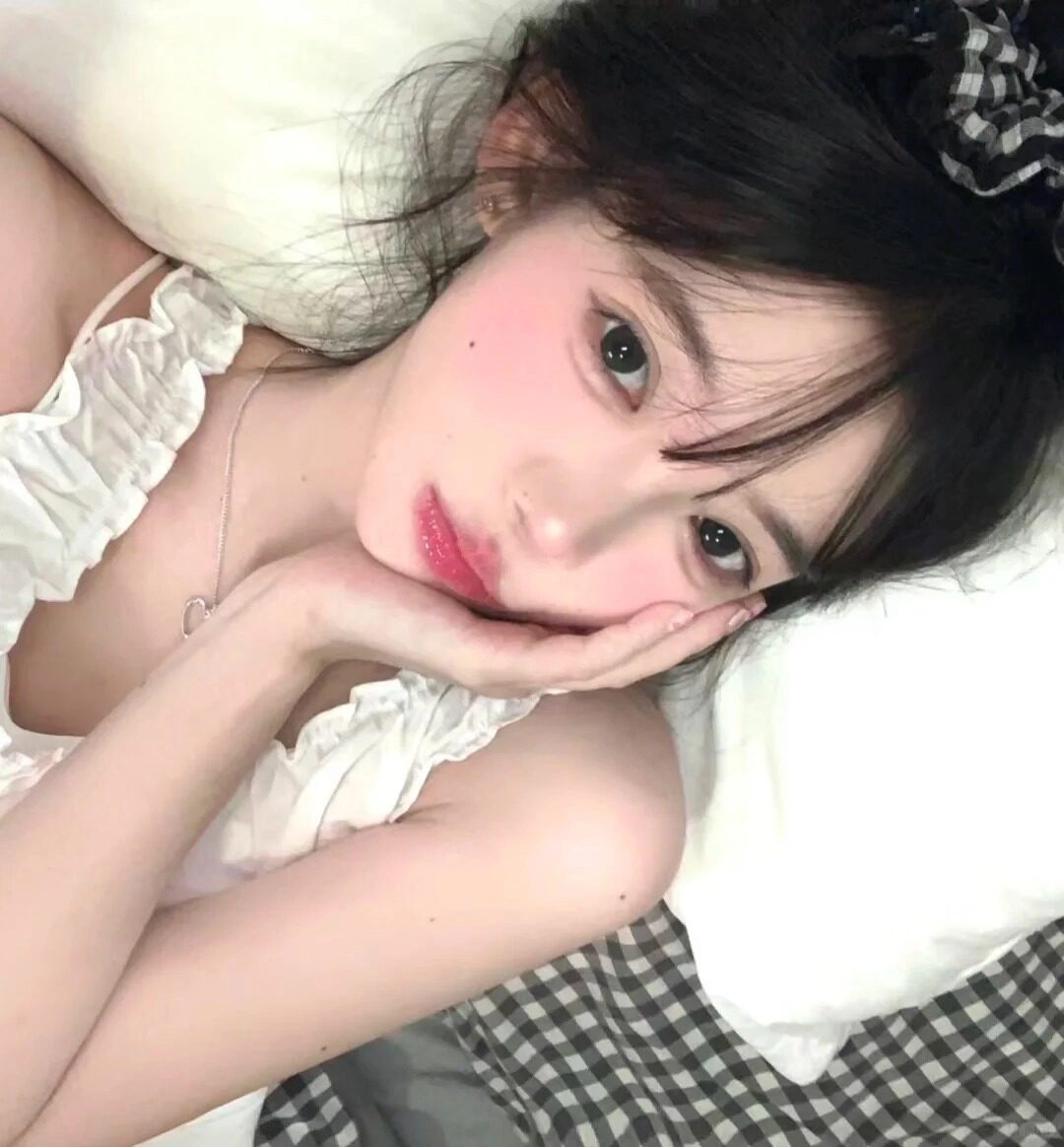 Gương mặt ngọt ngào cùng mái tóc rối nhẹ, tạo cảm giác tự nhiên.