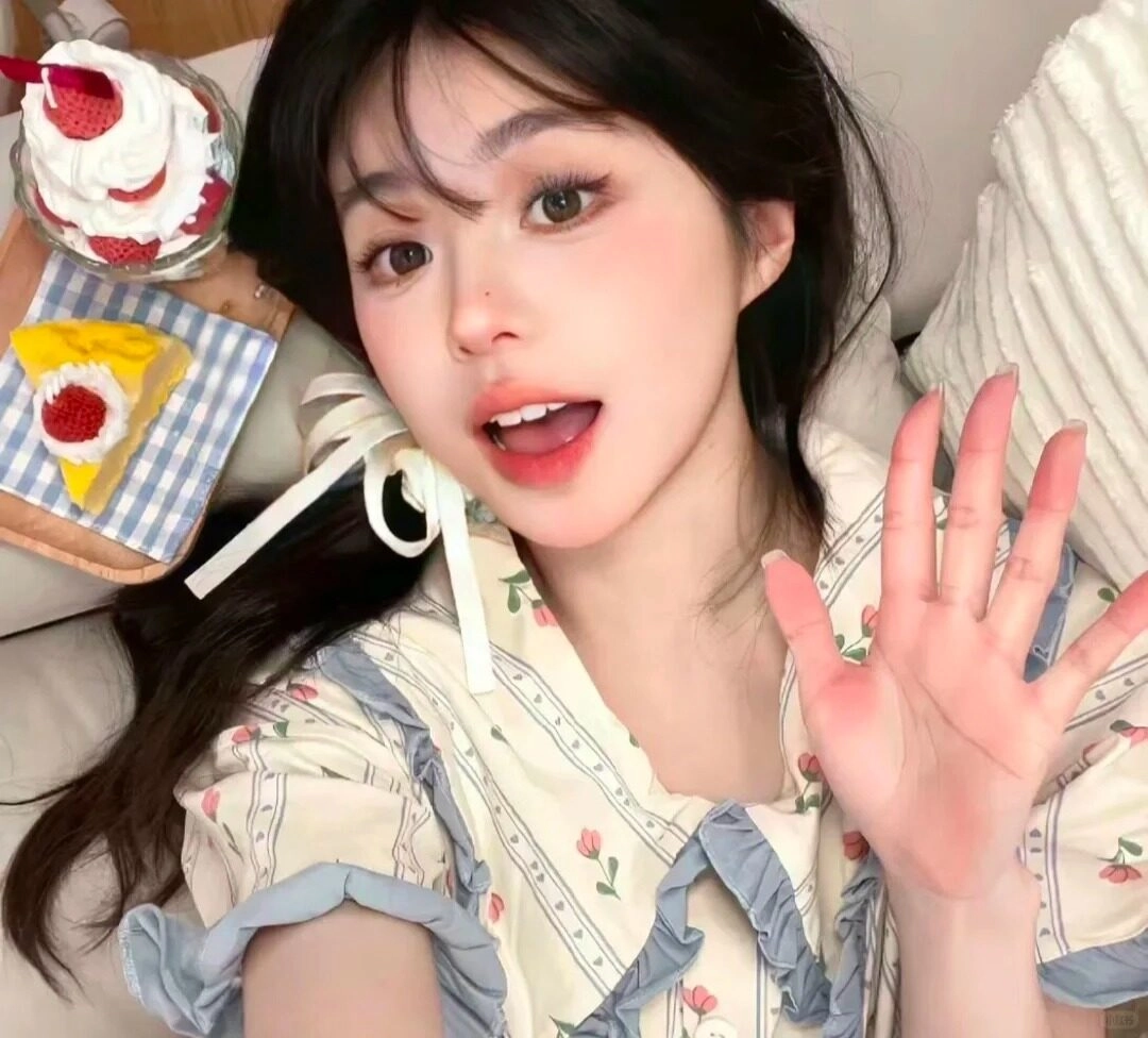 Ánh mắt sáng long lanh, nụ cười tươi và kiểu tóc đơn giản dễ thương.