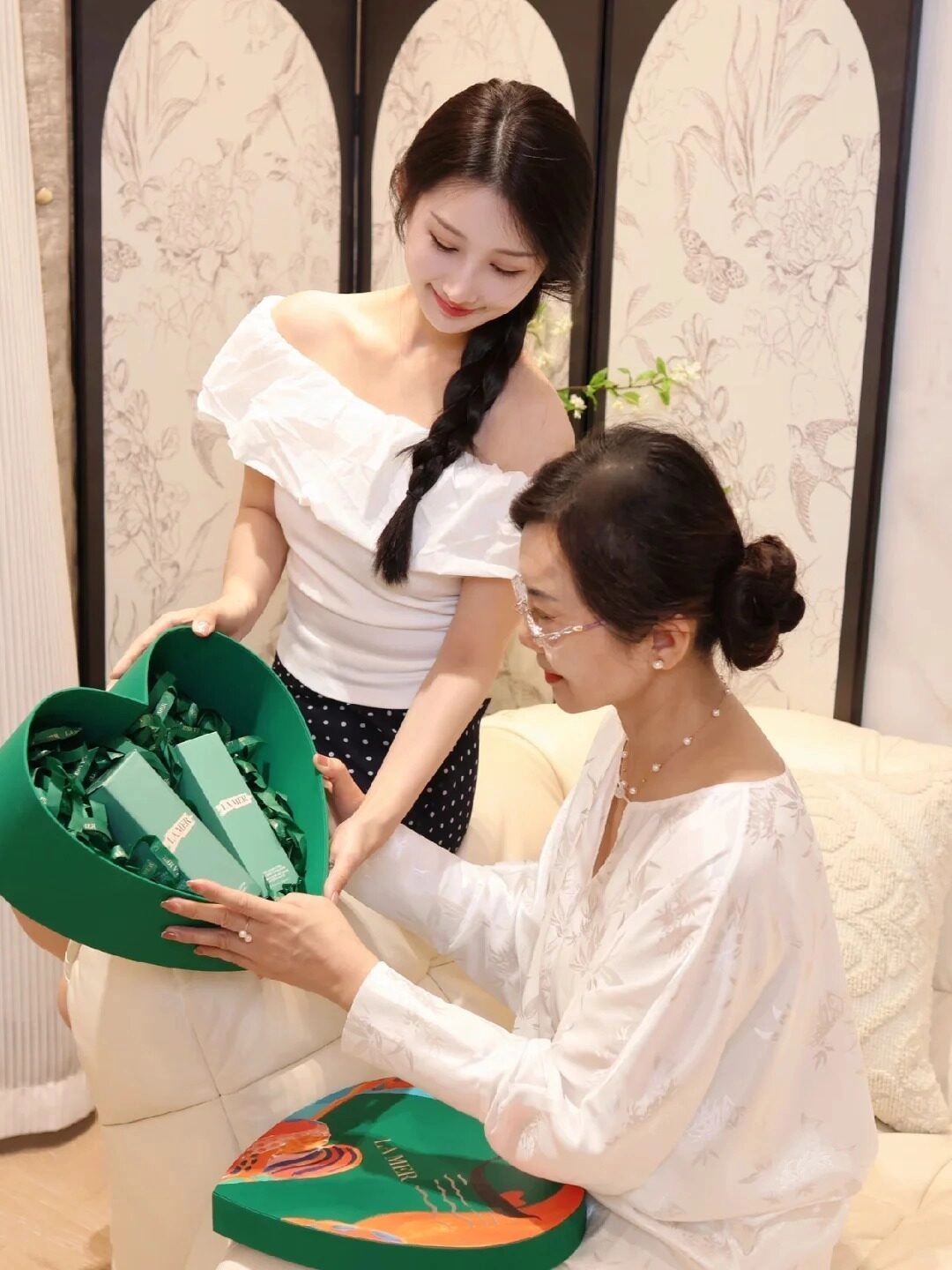 Hai mẹ con diện áo khoác đôi màu be, tạo dáng sành điệu đầy phong cách.