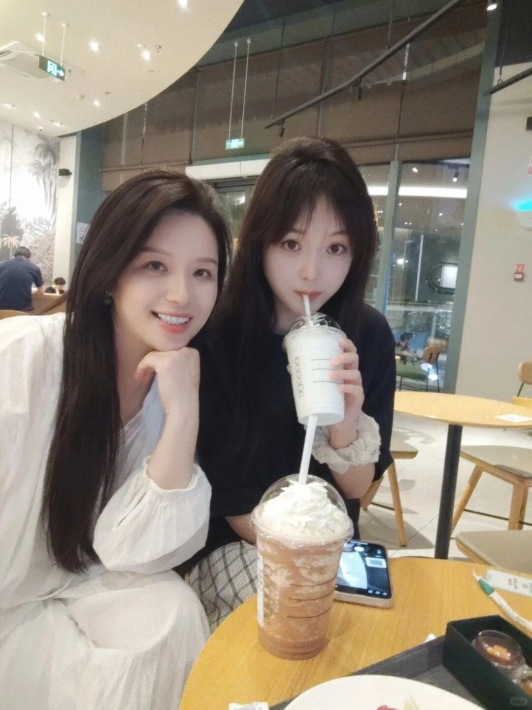 Mẹ con diện váy trắng đơn giản, nắm tay nhau đầy yêu thương và dịu dàng.