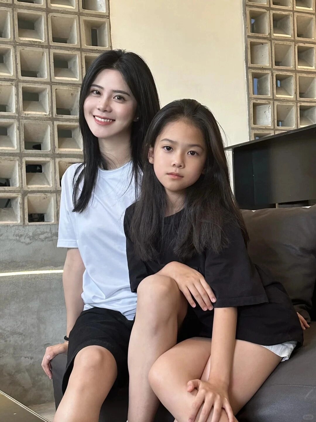 Trang phục dạ tiệc trắng - đen thanh lịch, mẹ con nổi bật giữa khung cảnh sang trọng.