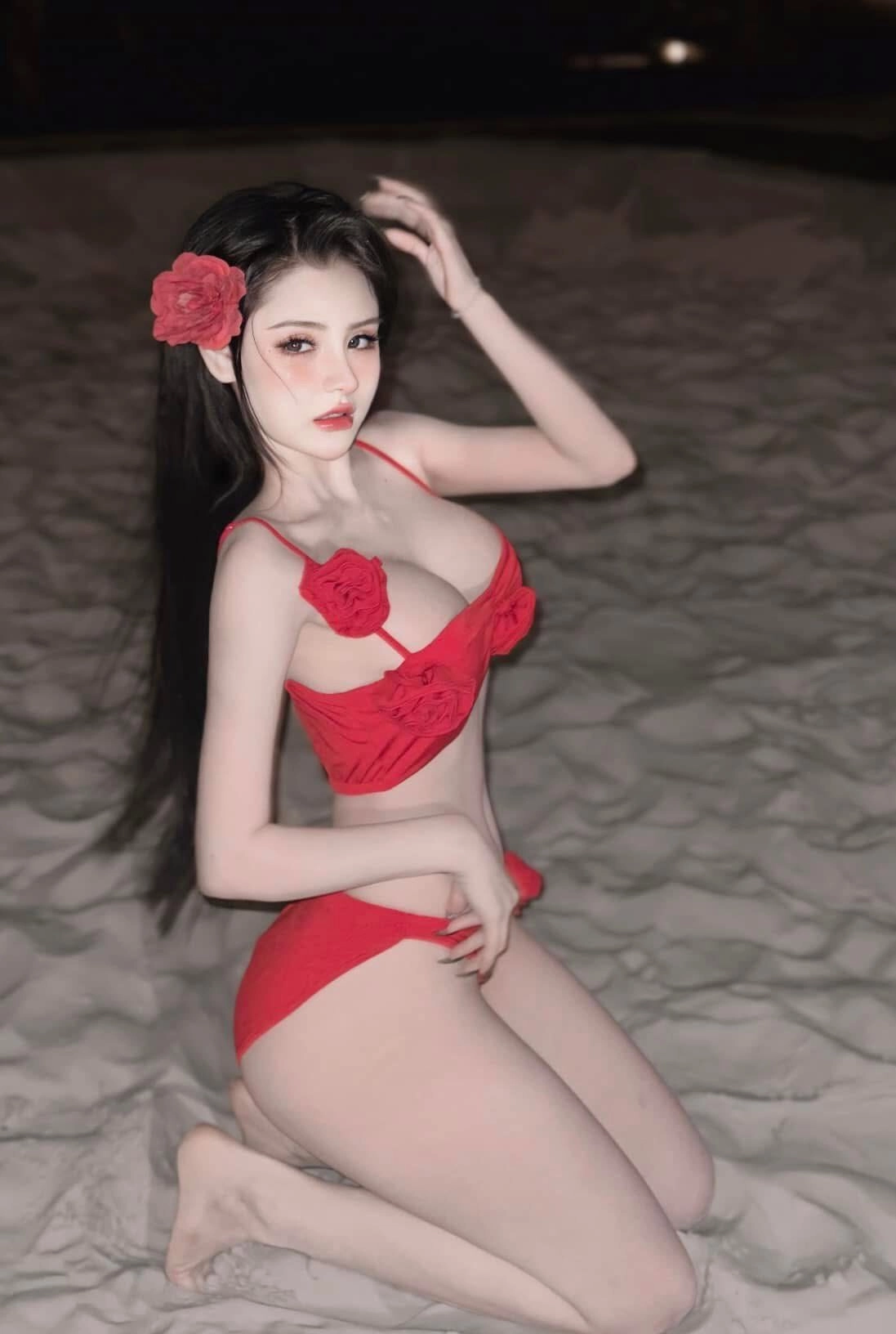 Bikini đỏ rực rỡ, hoa cài tóc, vẻ đẹp quyến rũ trên bãi cát trắng