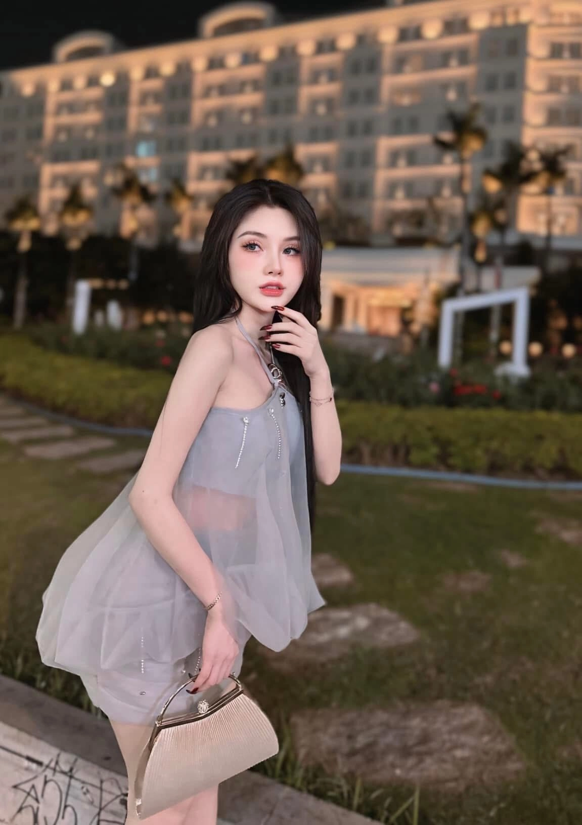  Váy voan xuyên suốt màu xám, thần thái cuốn hút dưới ánh đèn phổi linh