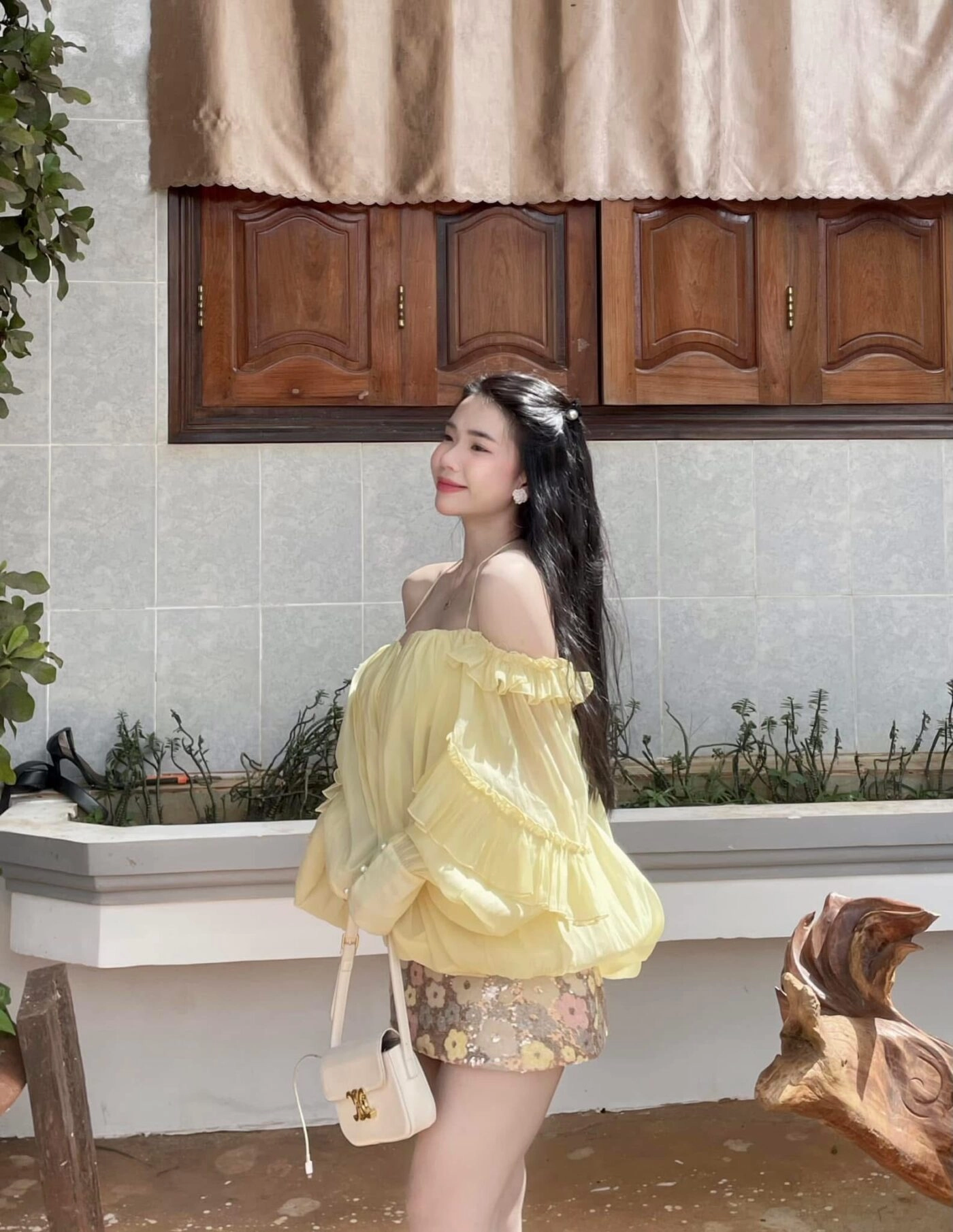 Váy vàng bồng bềnh, cài tóc nhẹ nhàng, nụ cười dịu dàng giữa nắng.
