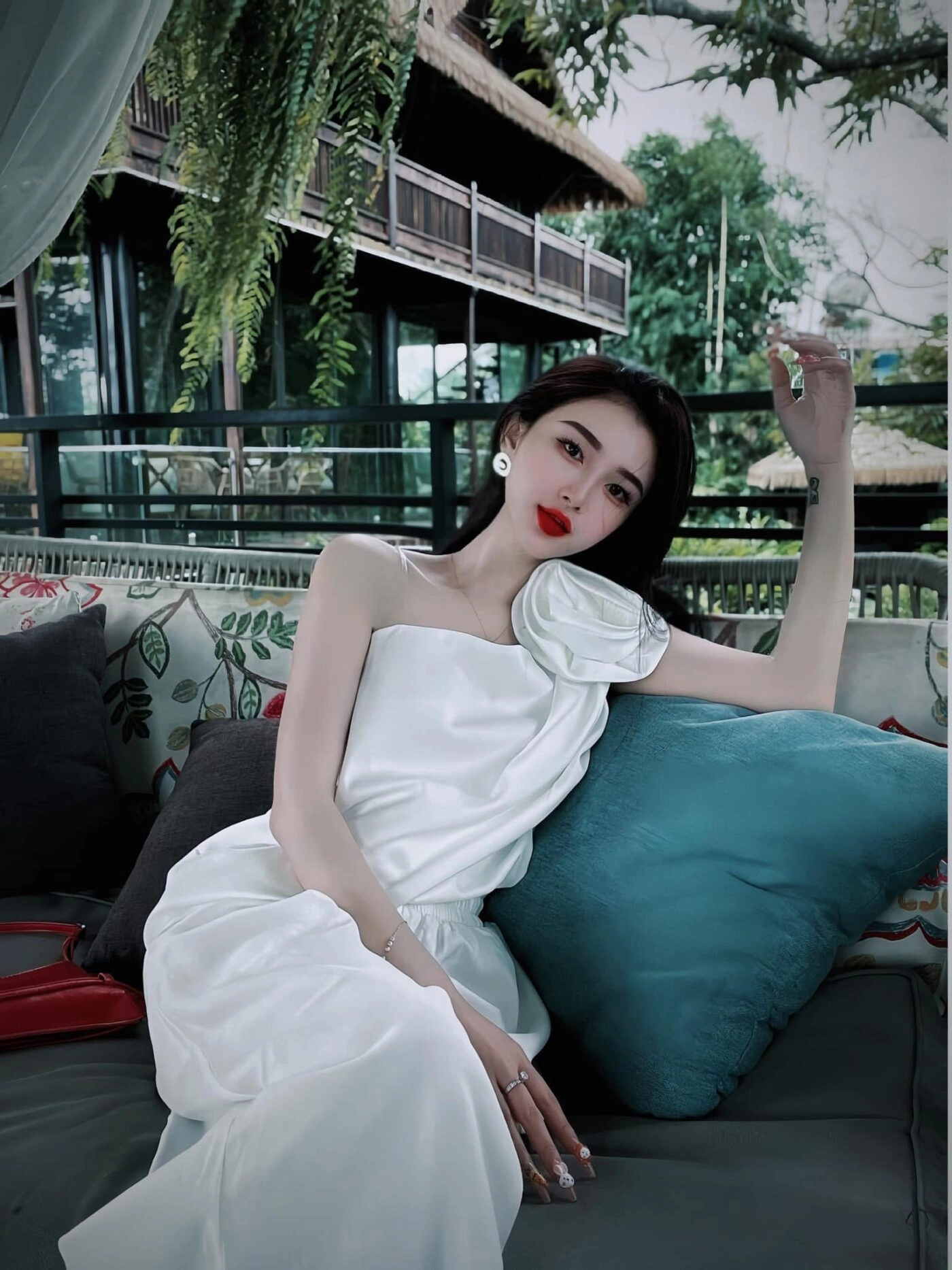 Gái xinh đầm trắng vai nhung, thần thái nhẹ nhàng, tô điểm son đỏ nổi bật. 