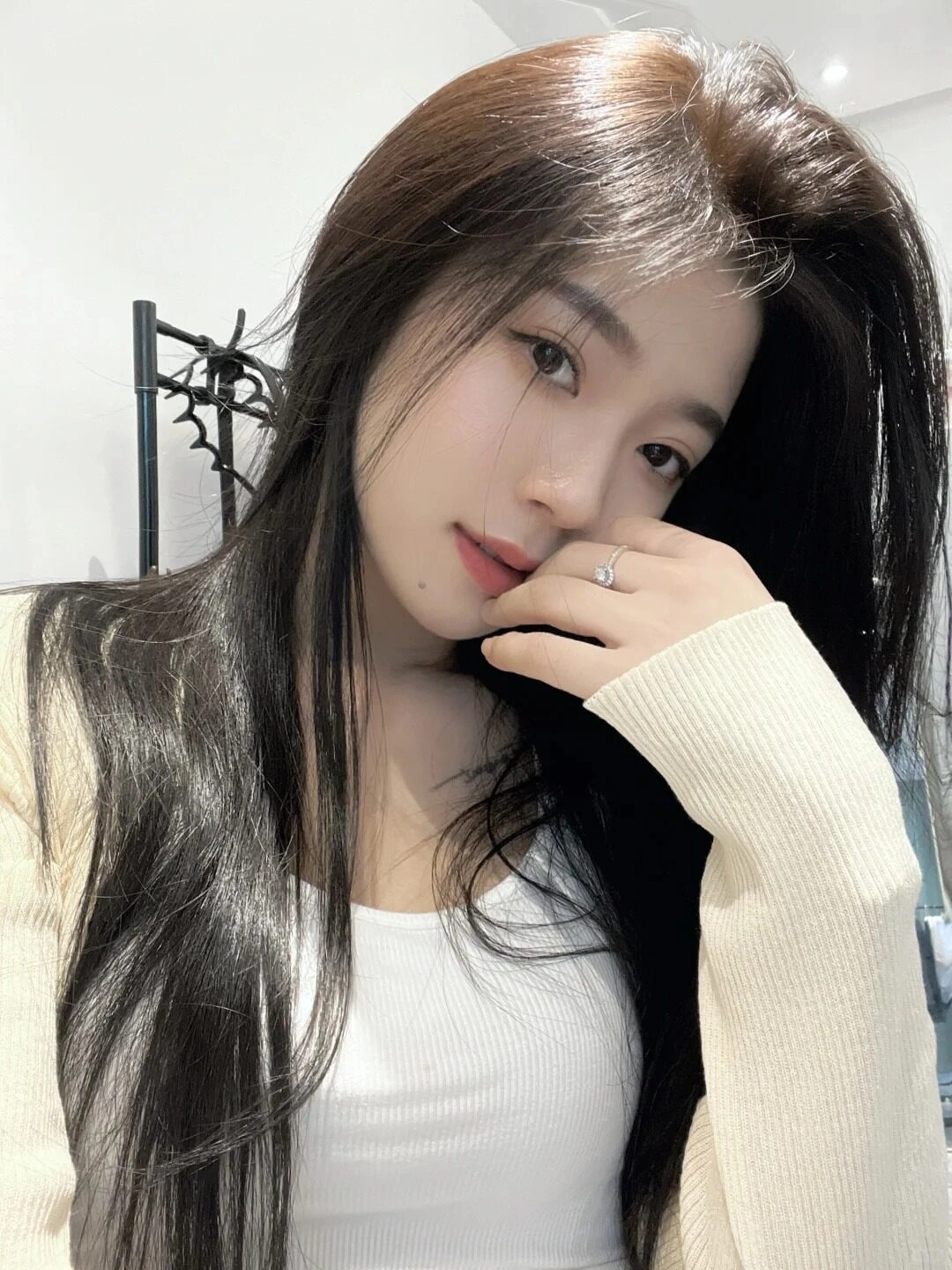 Làn da trắng hồng, thoải mái tóc dài, nụ cười nhẹ nhàng đầy mê hoặc.