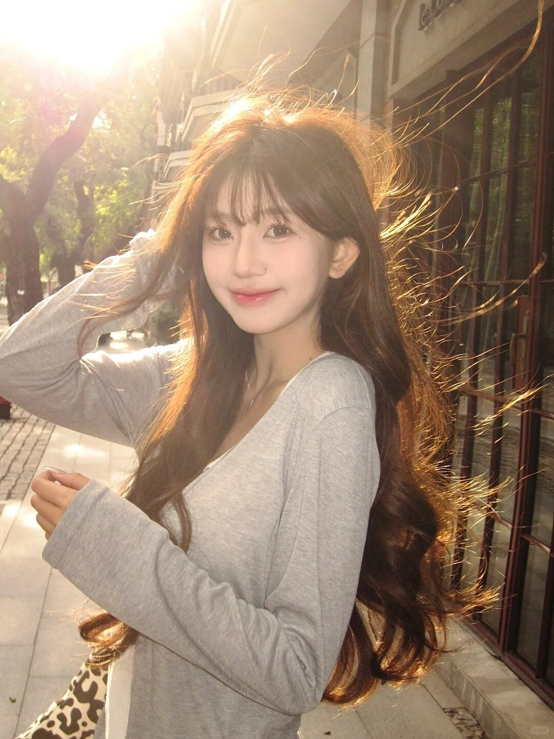 Gái xinh với nụ cười nhẹ nhàng, tóc thả tự nhiên dưới nắng chiều thơ mộng.