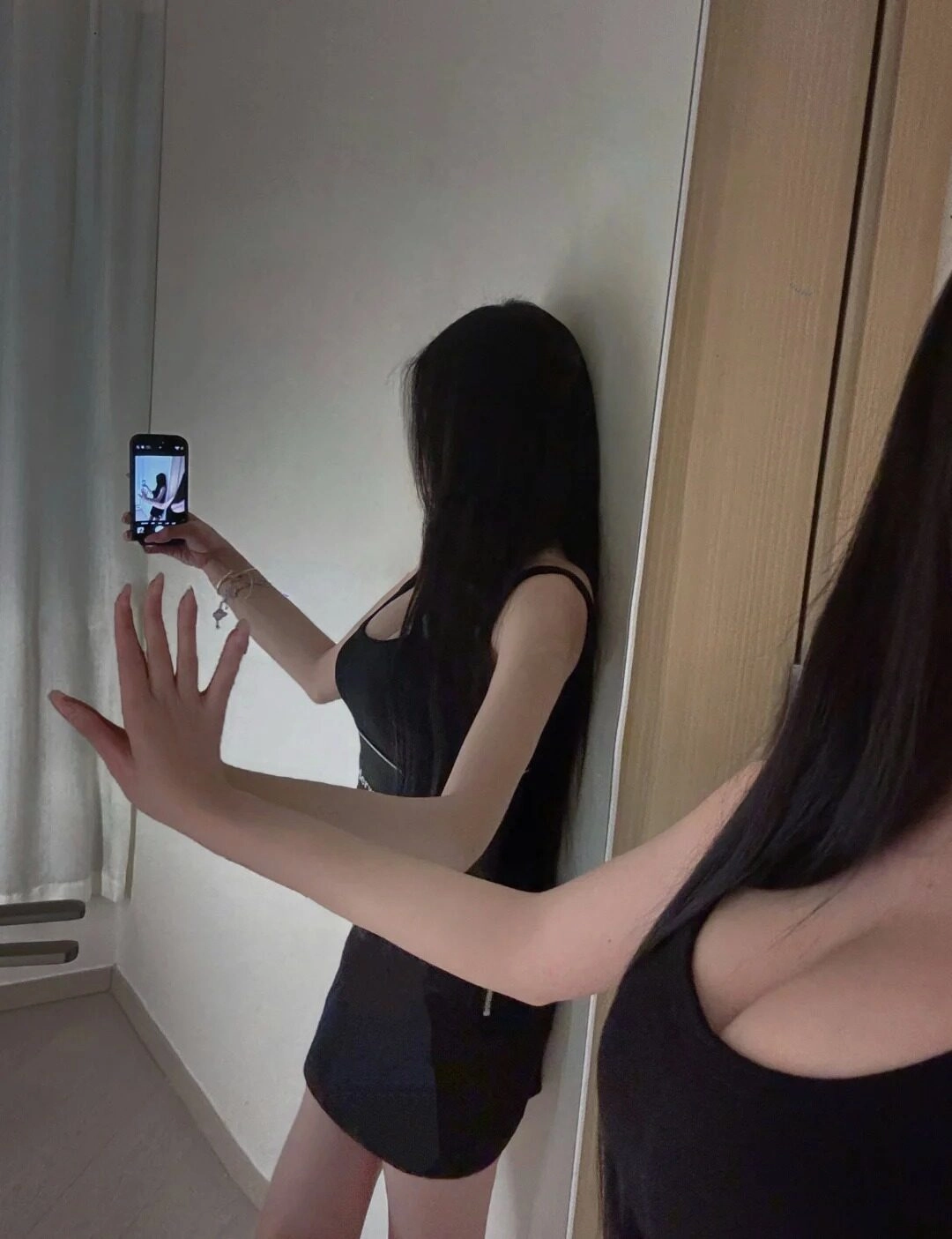 Váy đen ôm sát, tạo kiểu dáng phóng khoáng từ góc nghiêng cá tính.