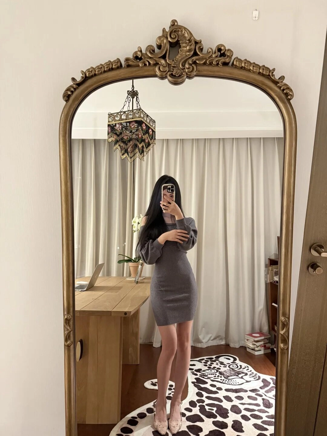 Váy len bó xám thanh lịch, tạo kiểu dáng quý trước gương cổ điển.